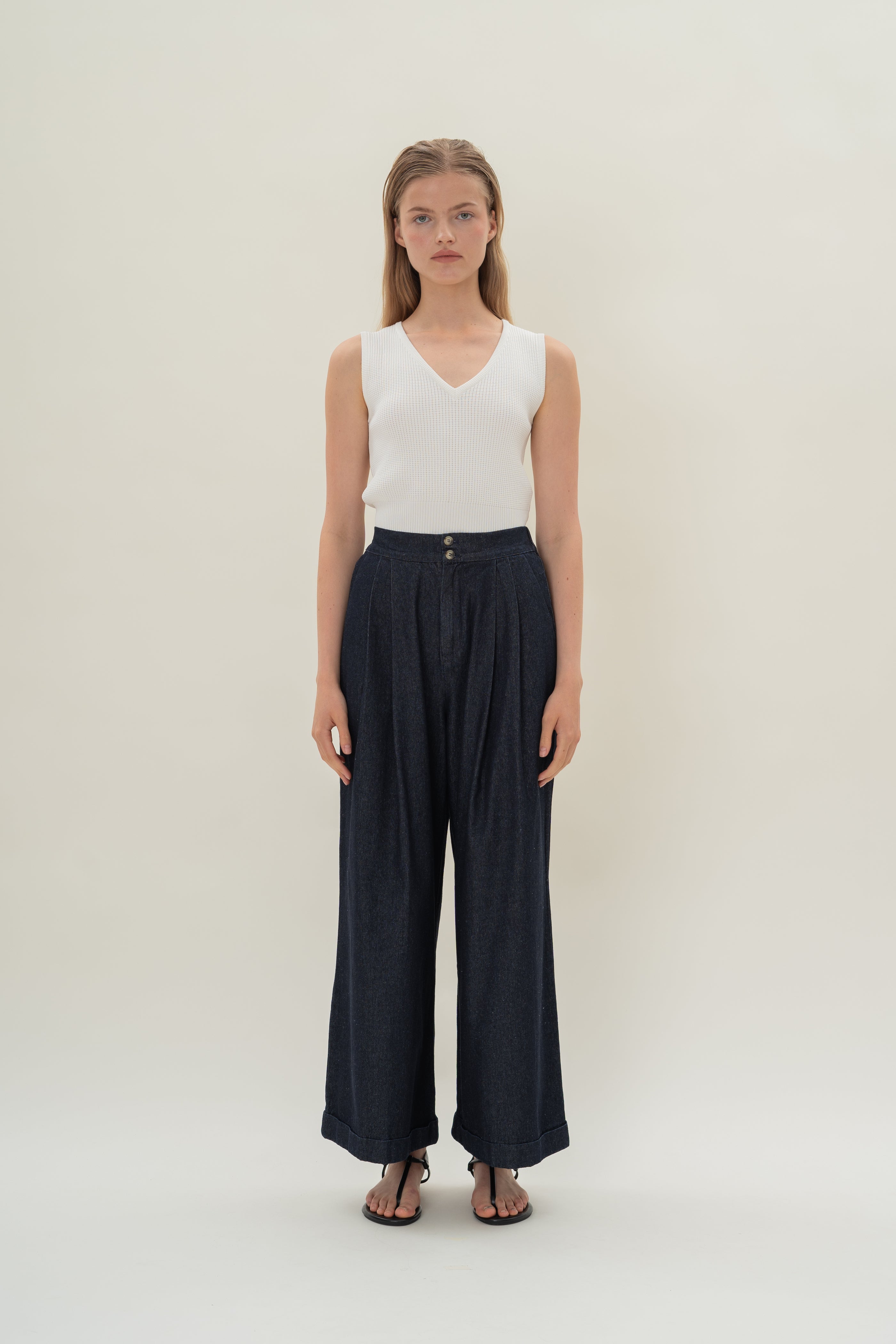 Wide-Leg Pleated Denim Pants in Dark Wash