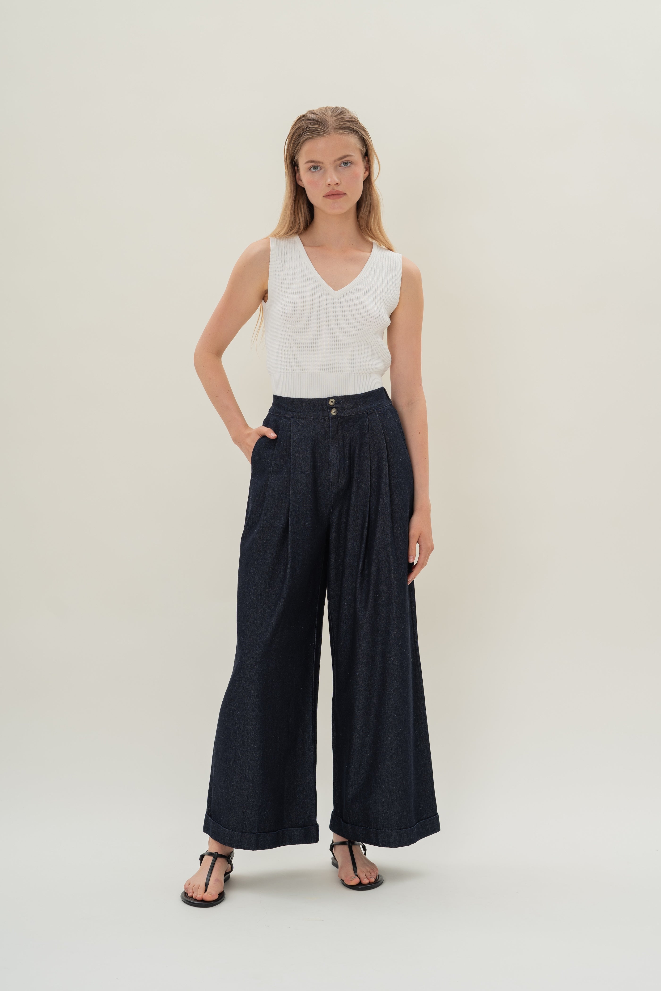 Wide-Leg Pleated Denim Pants in Dark Wash