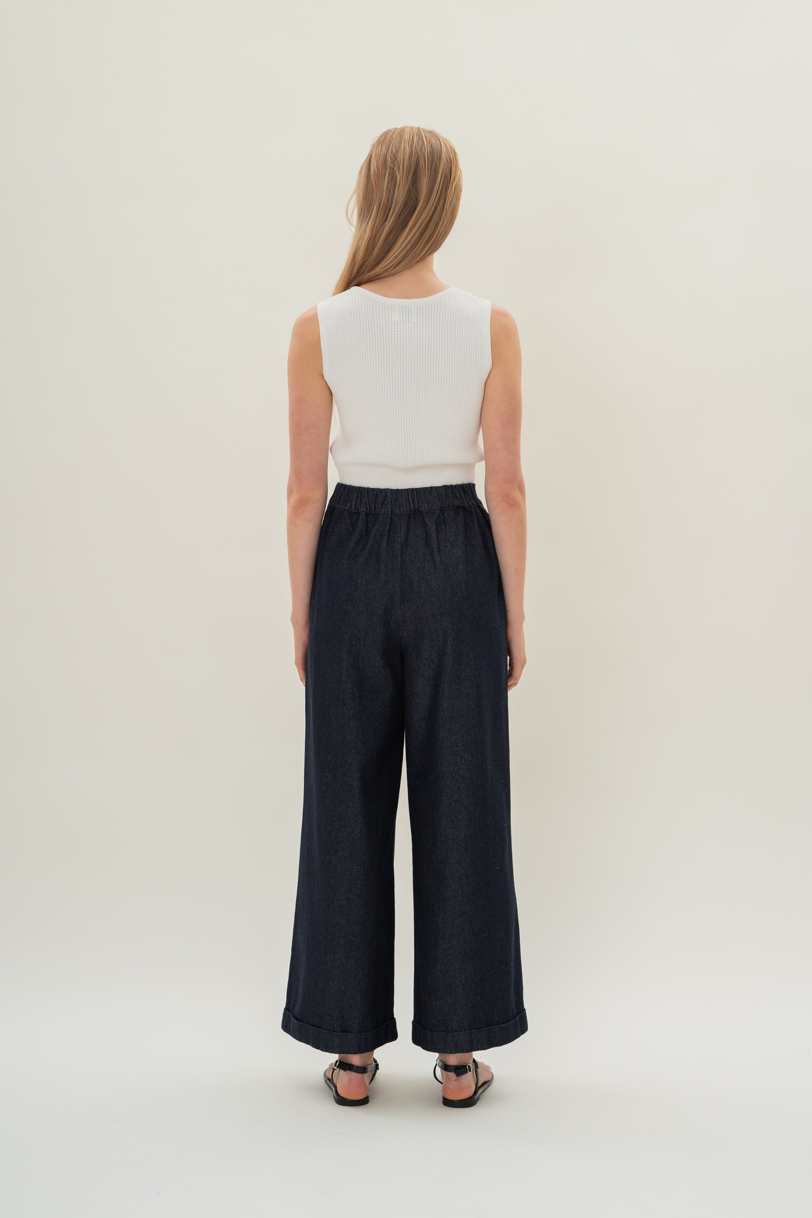 Wide-Leg Pleated Denim Pants in Dark Wash