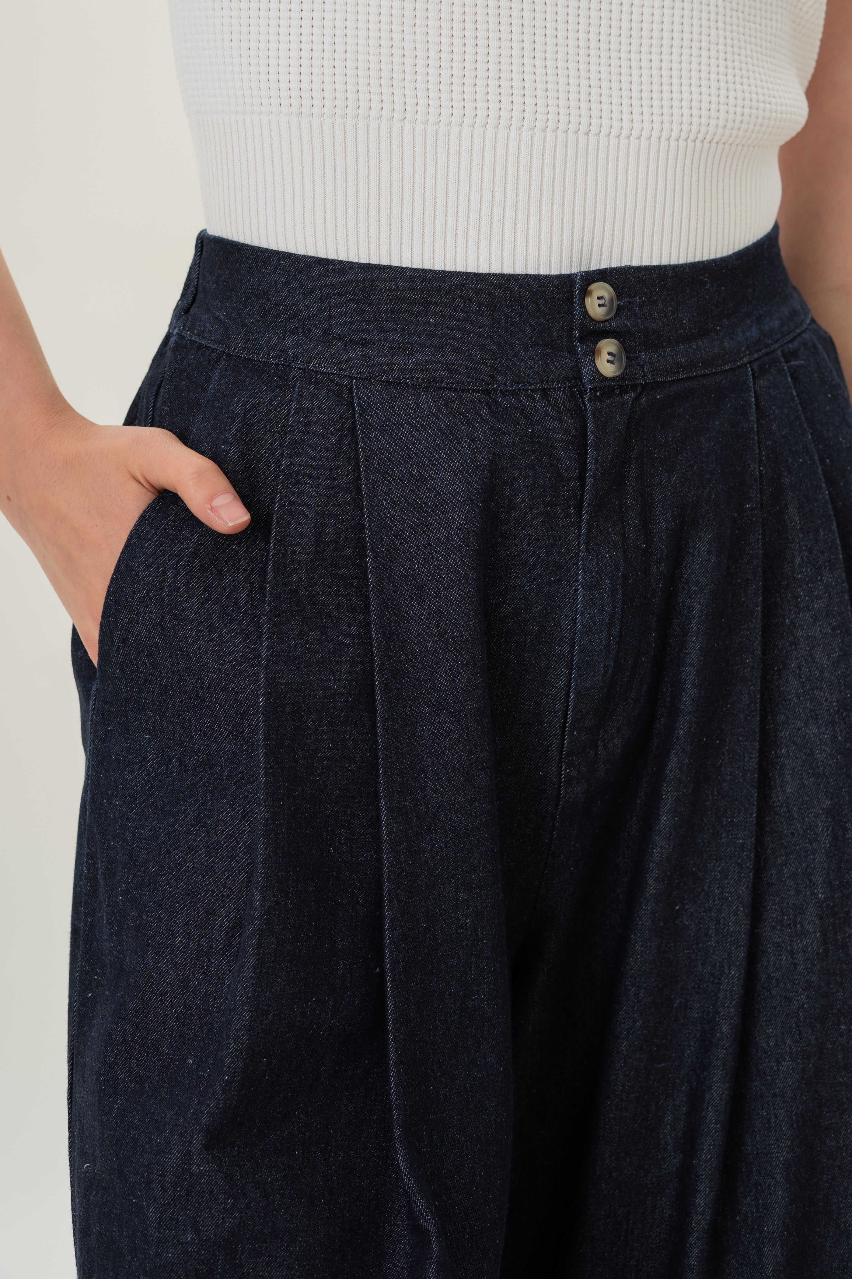 Wide-Leg Pleated Denim Pants in Dark Wash