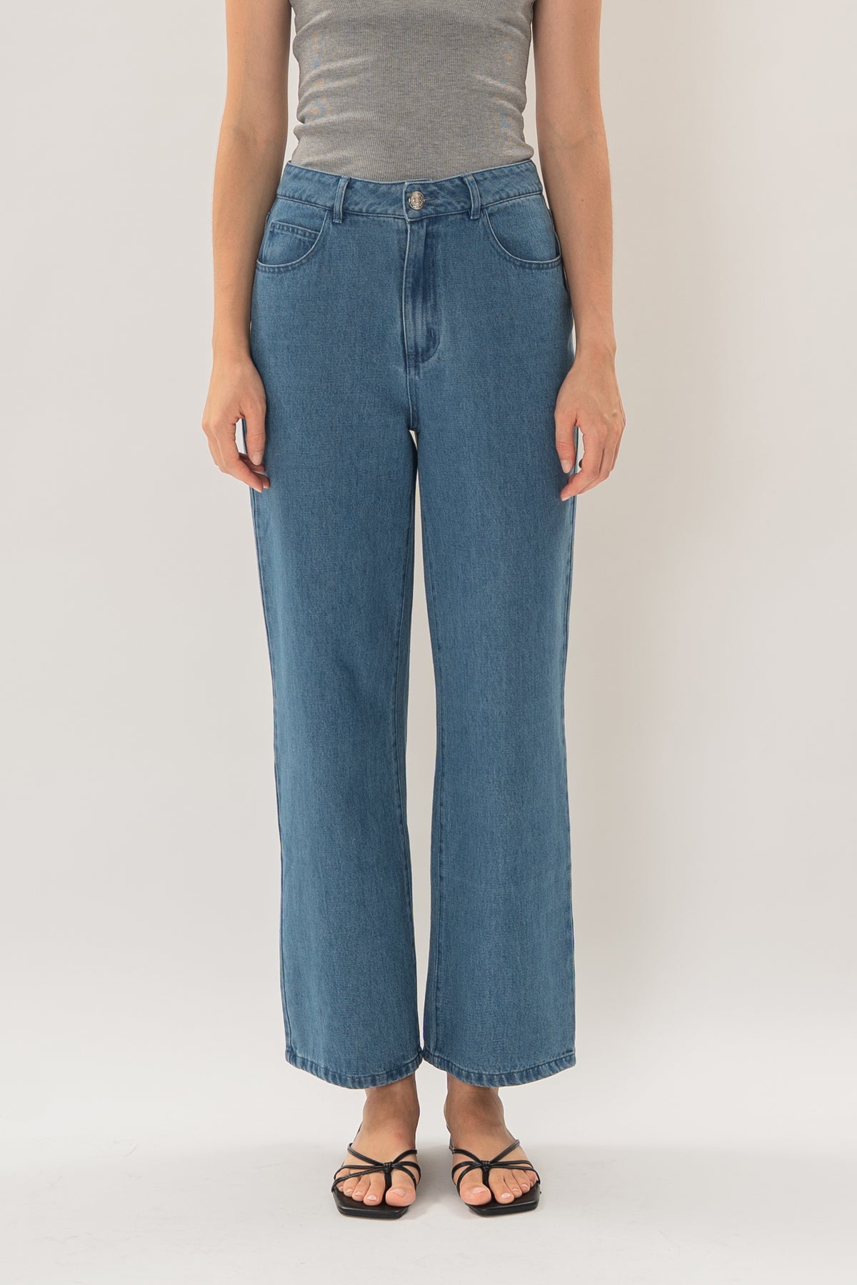 Studios Classic Straight Cut Jeans in Mid Blue Wash