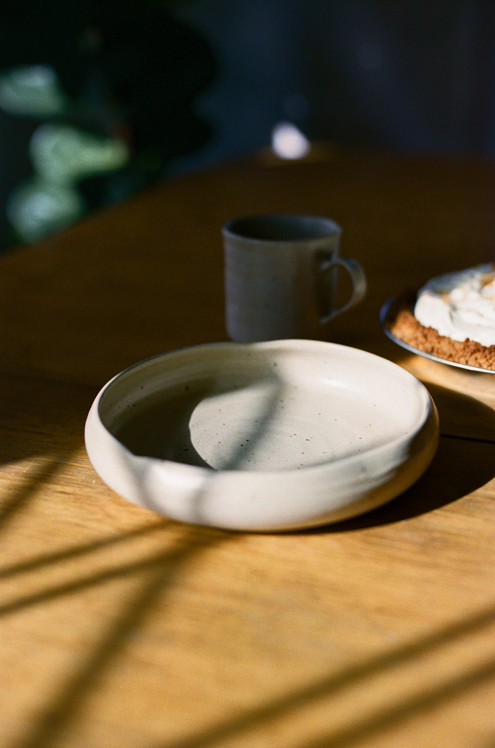 Rounded plate with Organic Rim in Sandstone