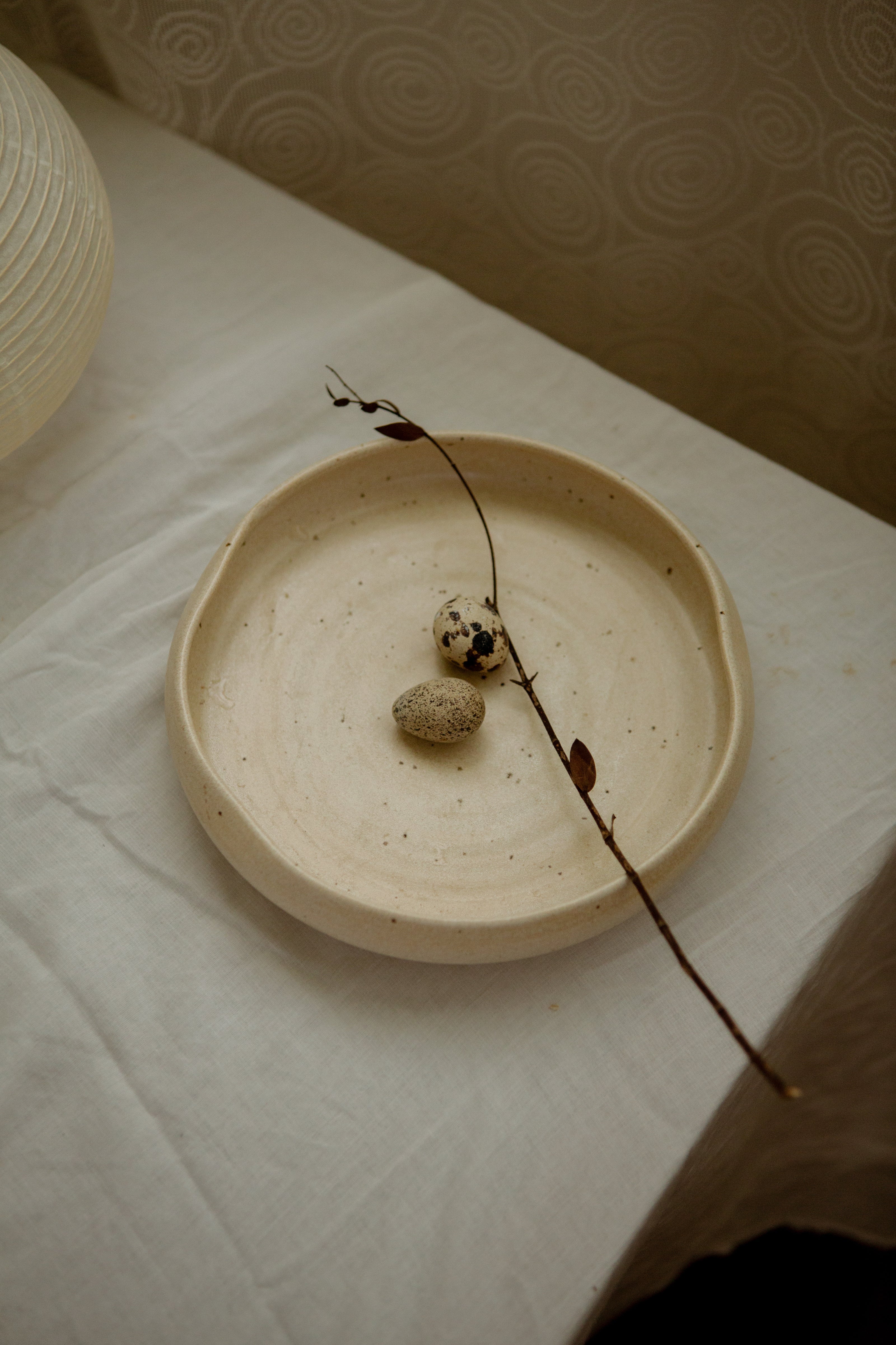 Rounded plate with Organic Rim in Sandstone