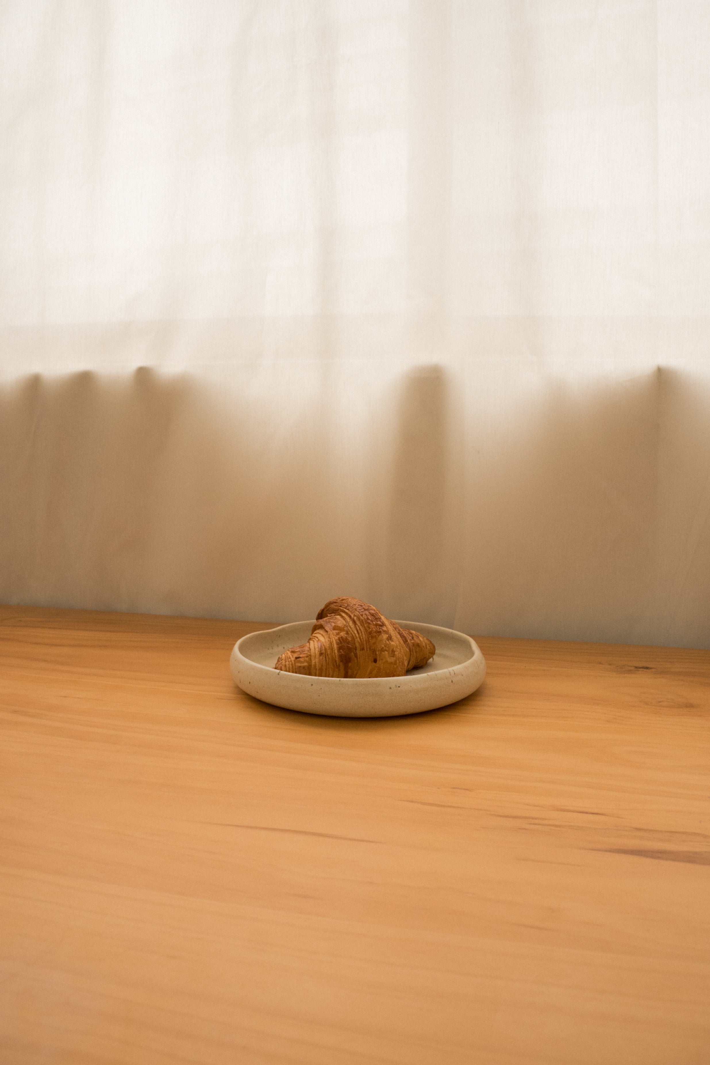 Rounded plate with Organic Rim in Sandstone