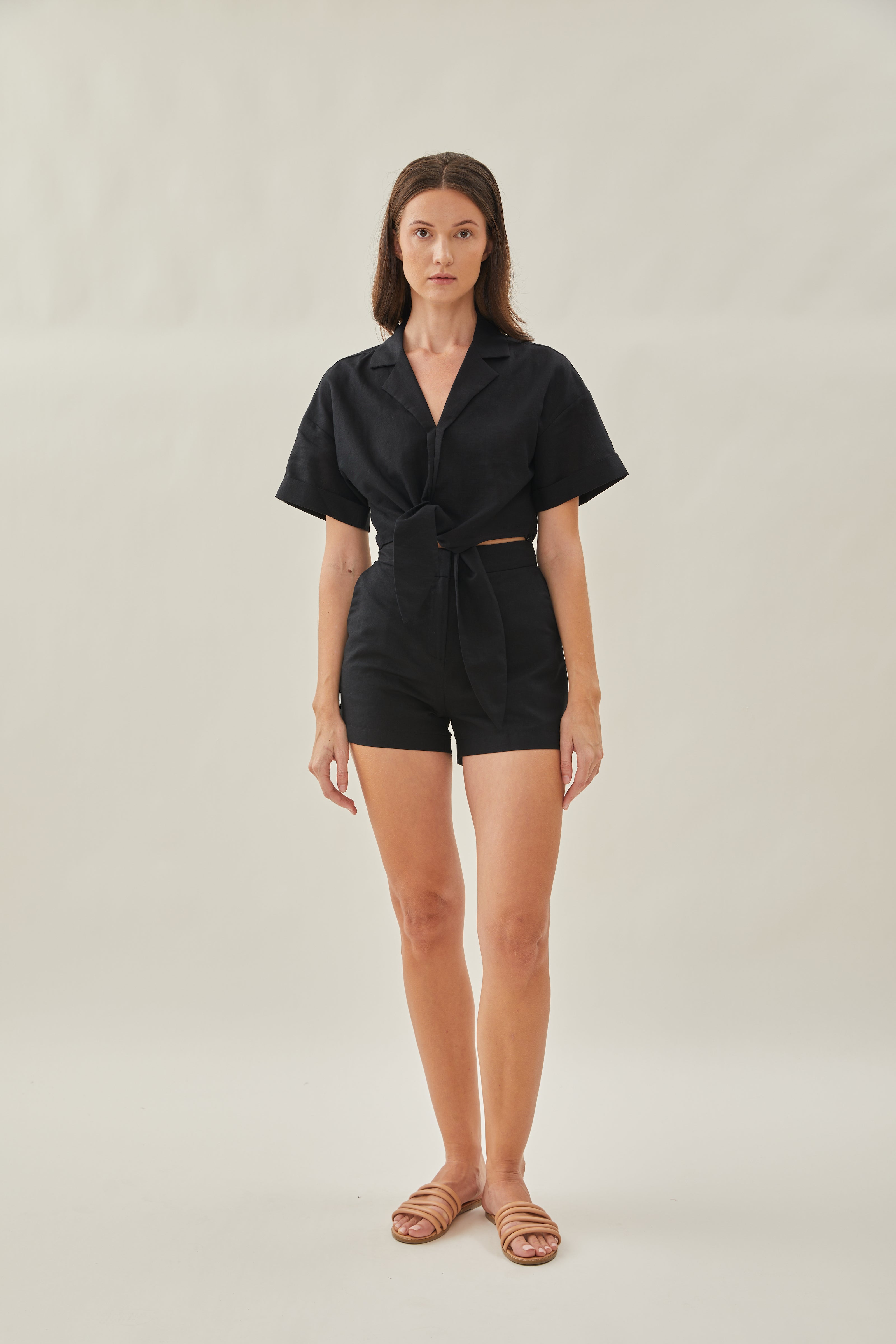 Classic Linen Shorts in Black