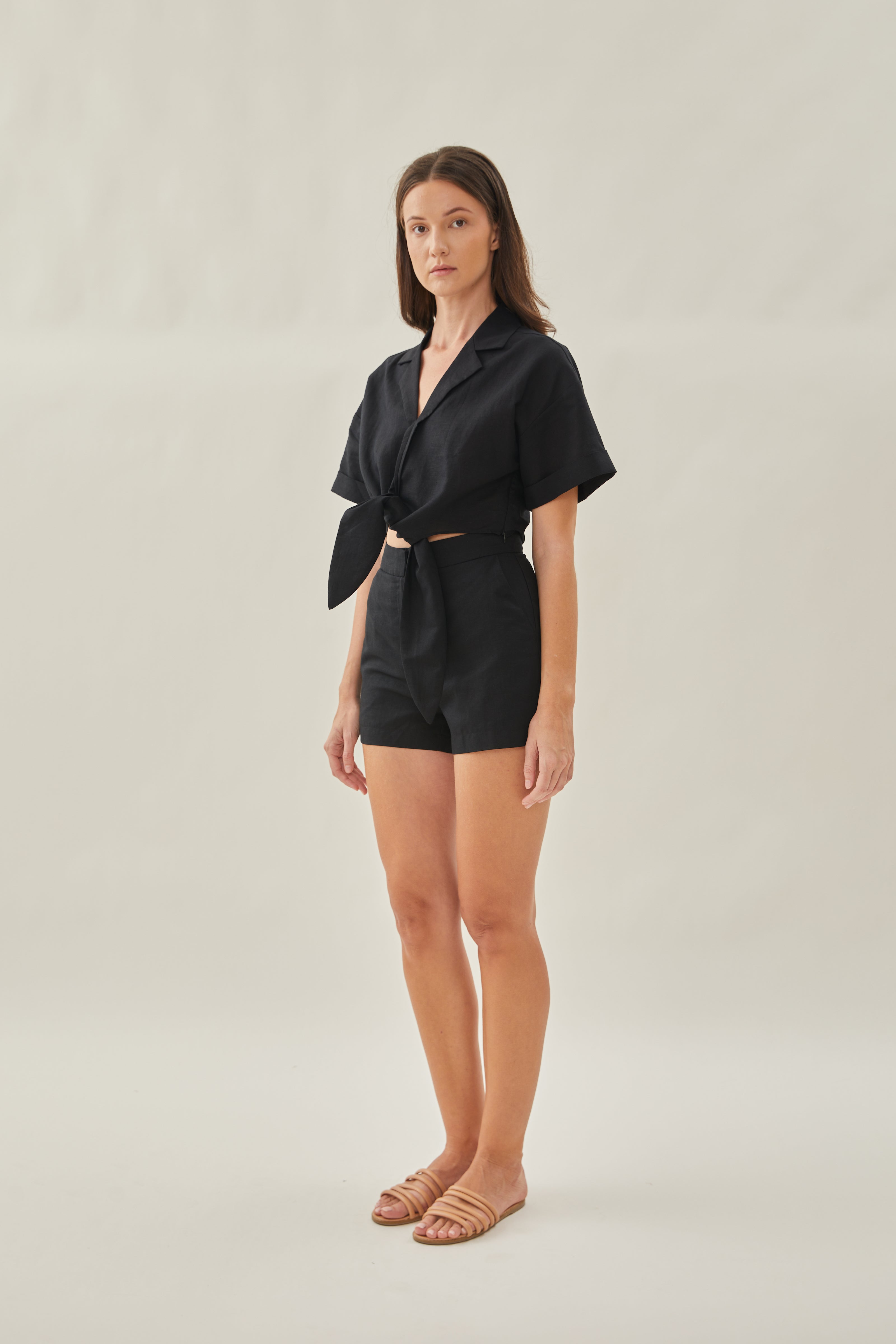 Classic Linen Shorts in Black