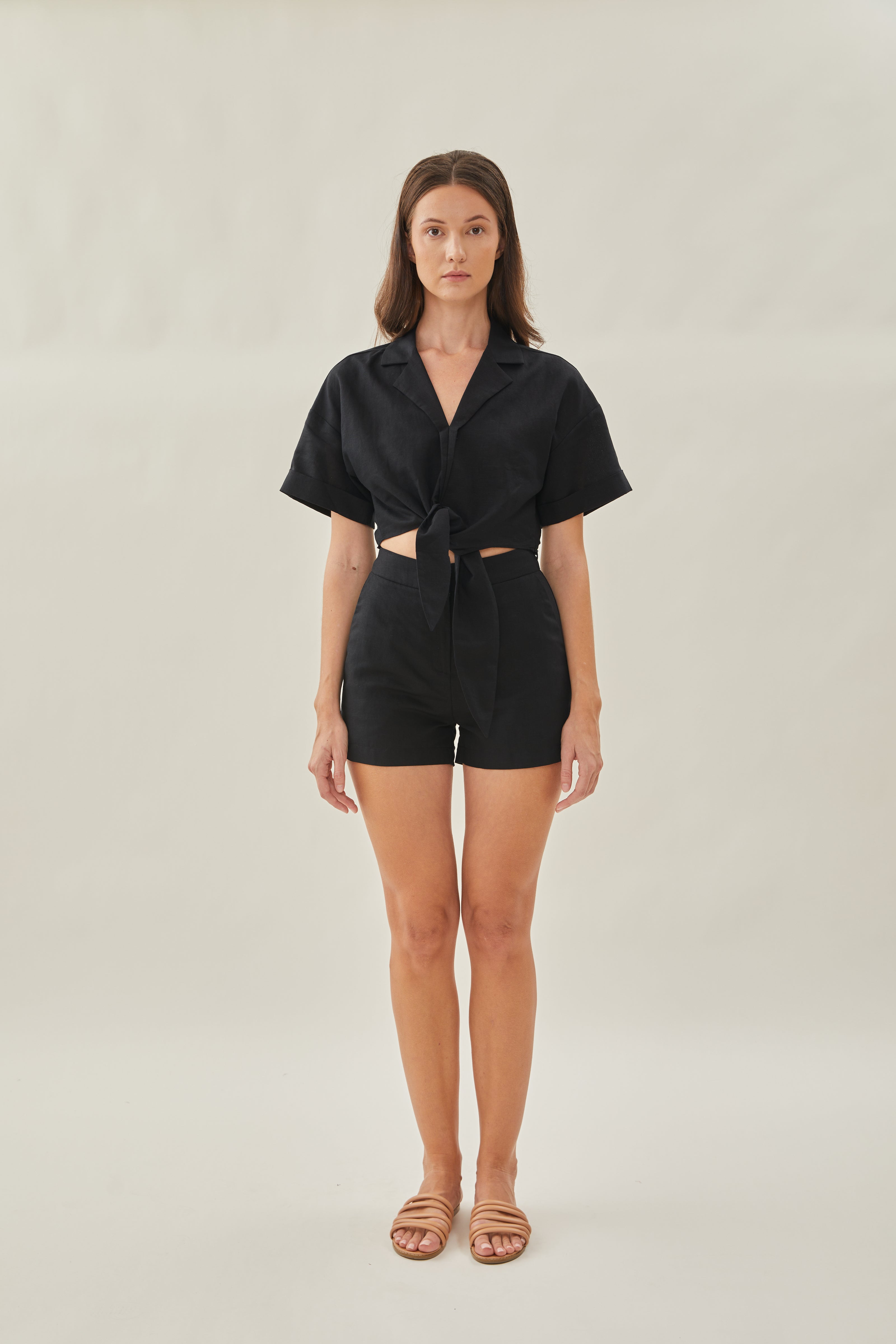 Classic Linen Shorts in Black