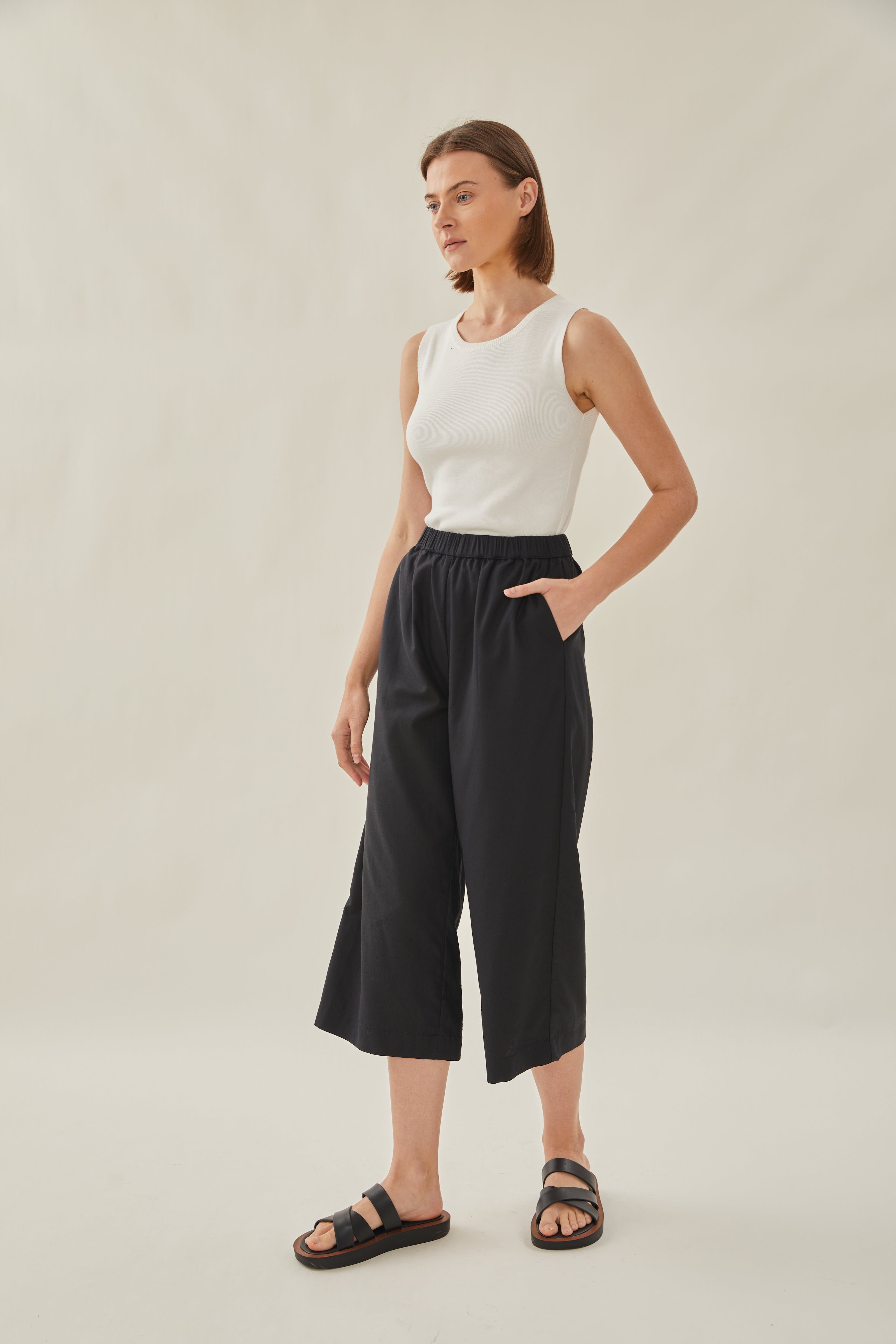 Cropped Relaxed Waisted Trousers in Black