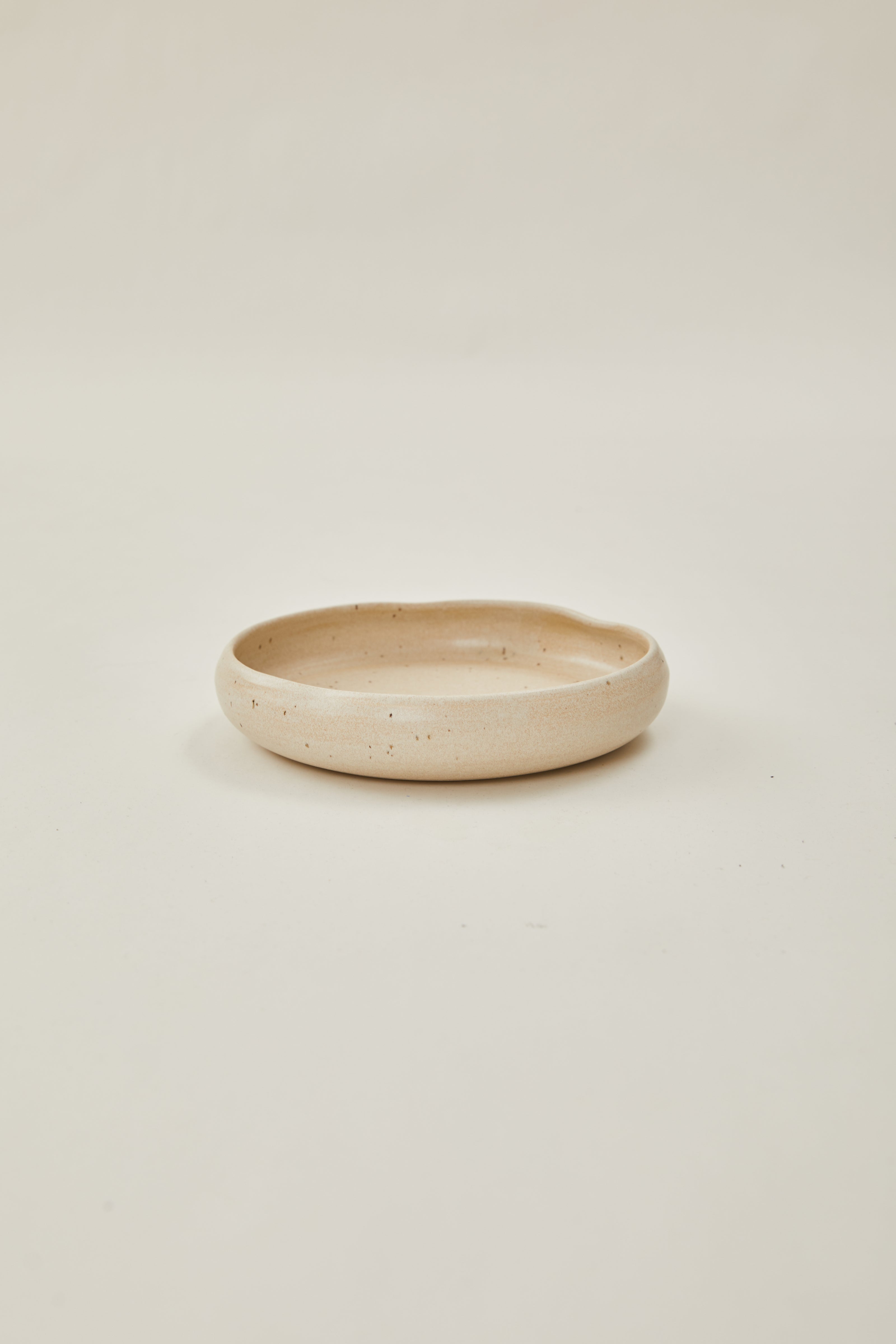 Rounded plate with Organic Rim in Sandstone