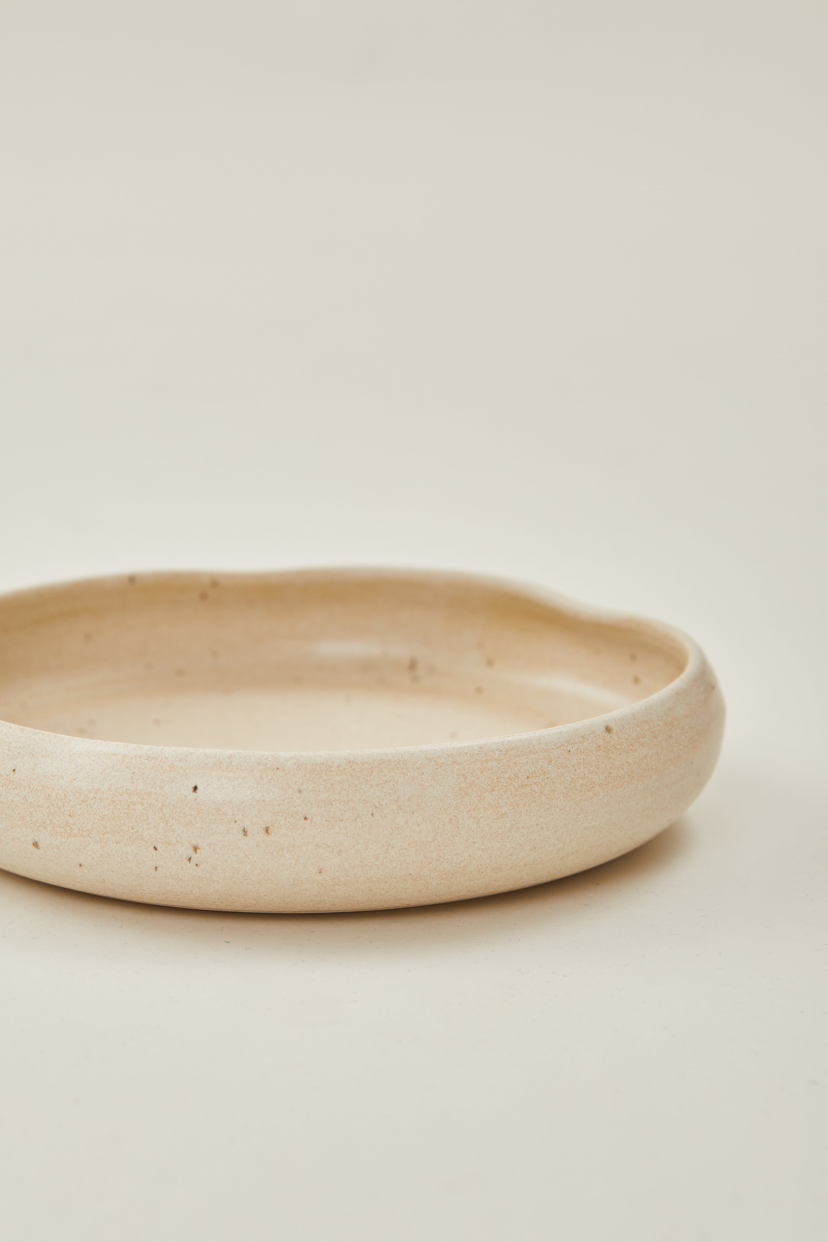 Rounded plate with Organic Rim in Sandstone