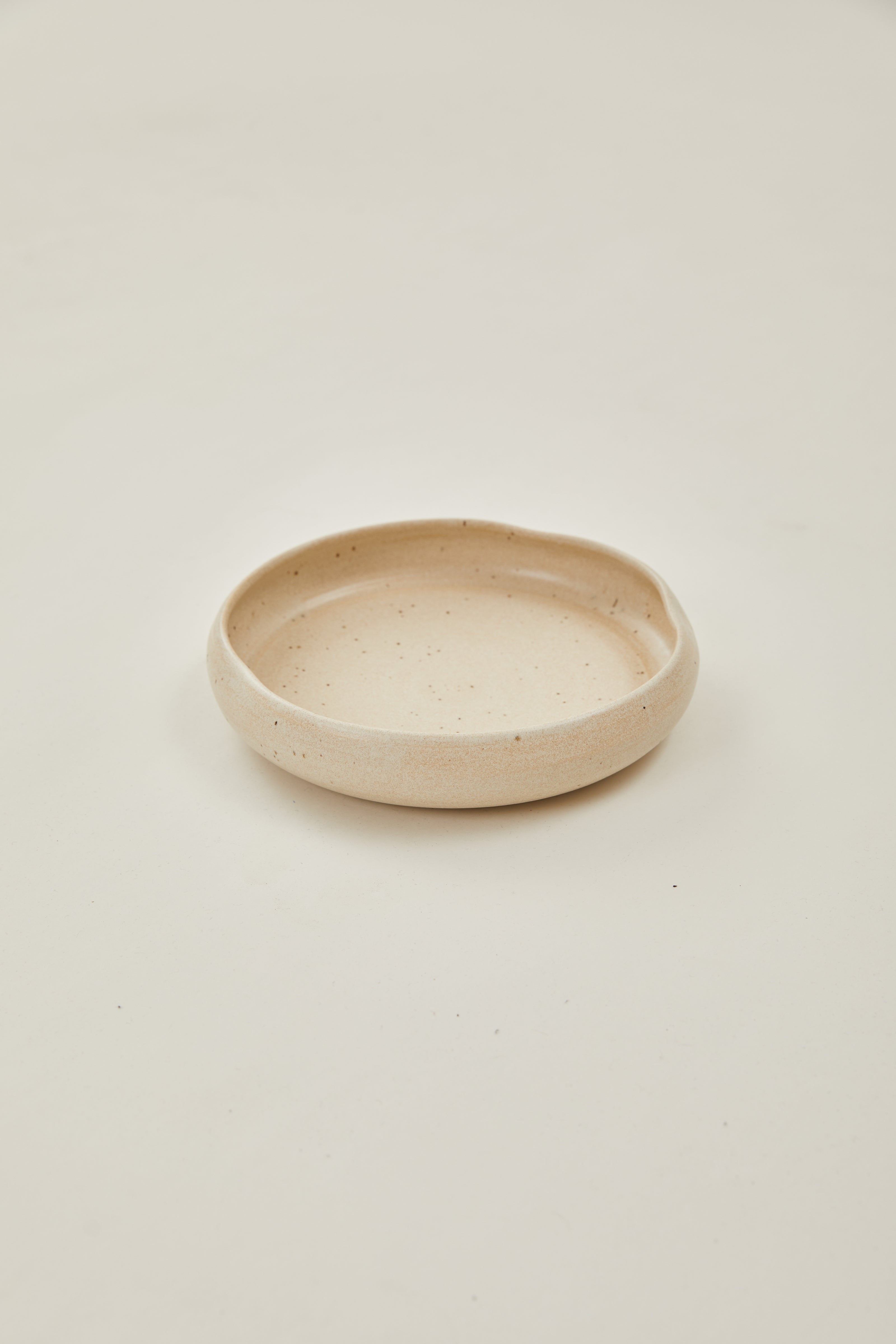 Rounded plate with Organic Rim in Sandstone