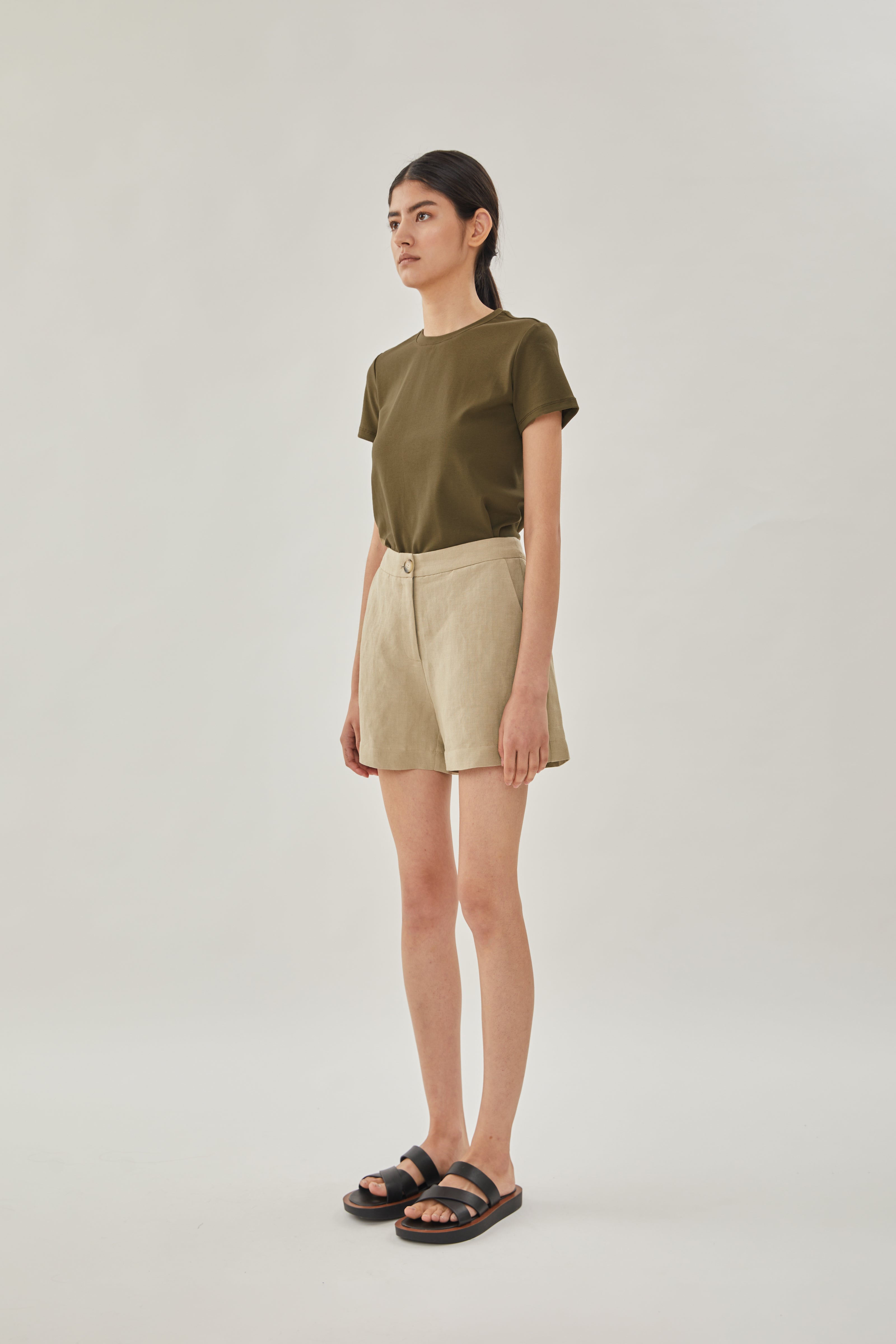 Relaxed Linen Shorts in Khaki