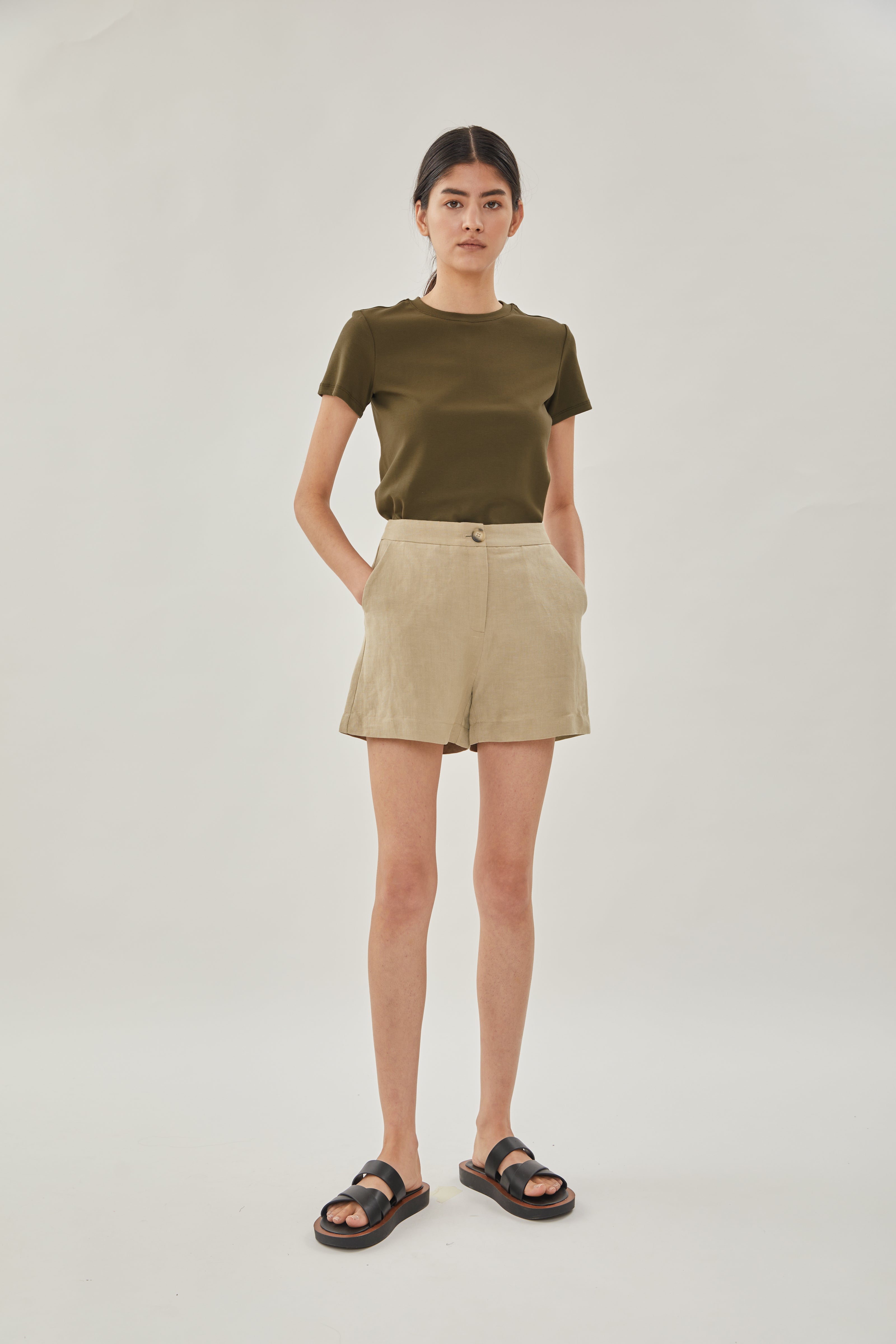 Relaxed Linen Shorts in Khaki