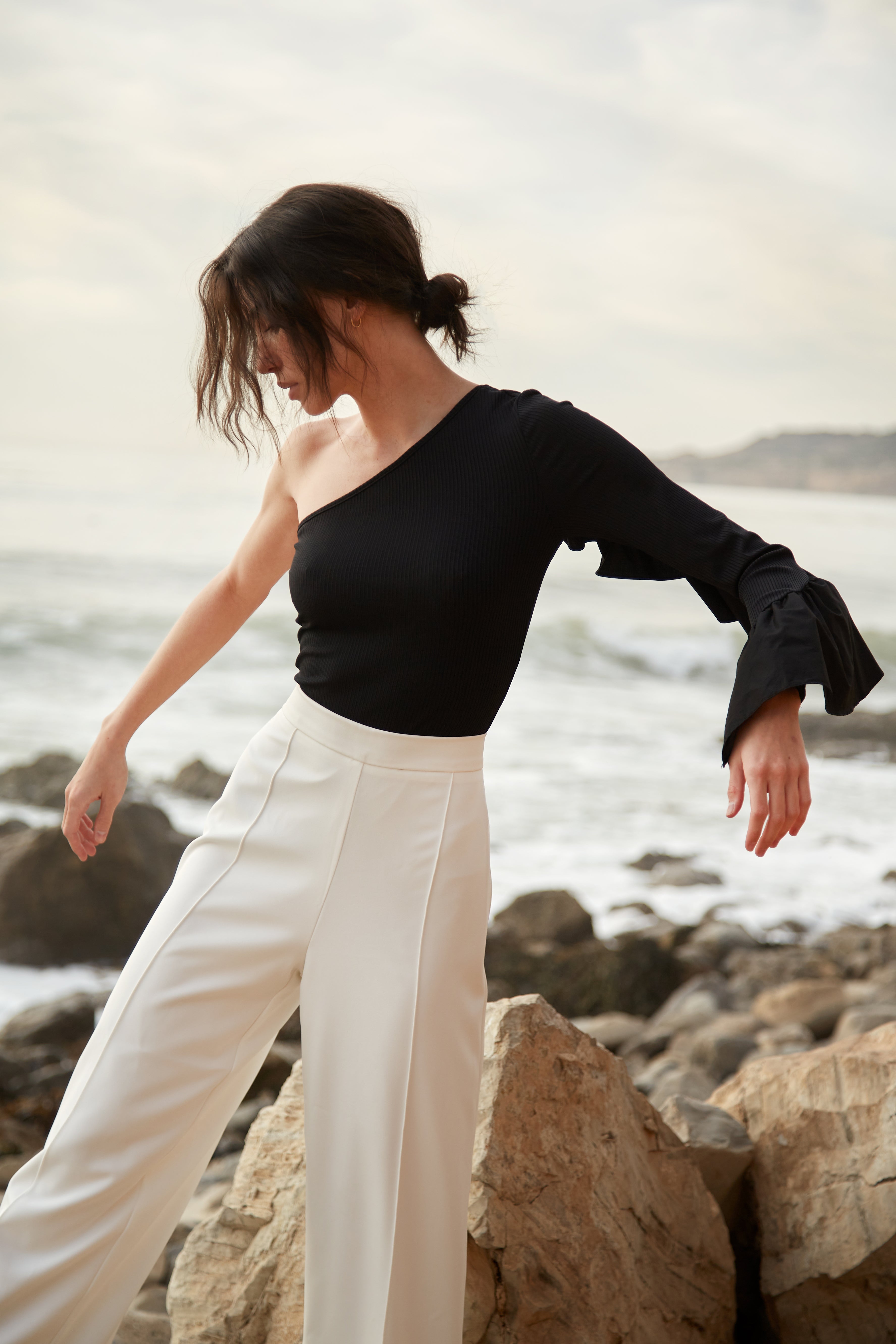 Frilled Sleeve Toga in Black