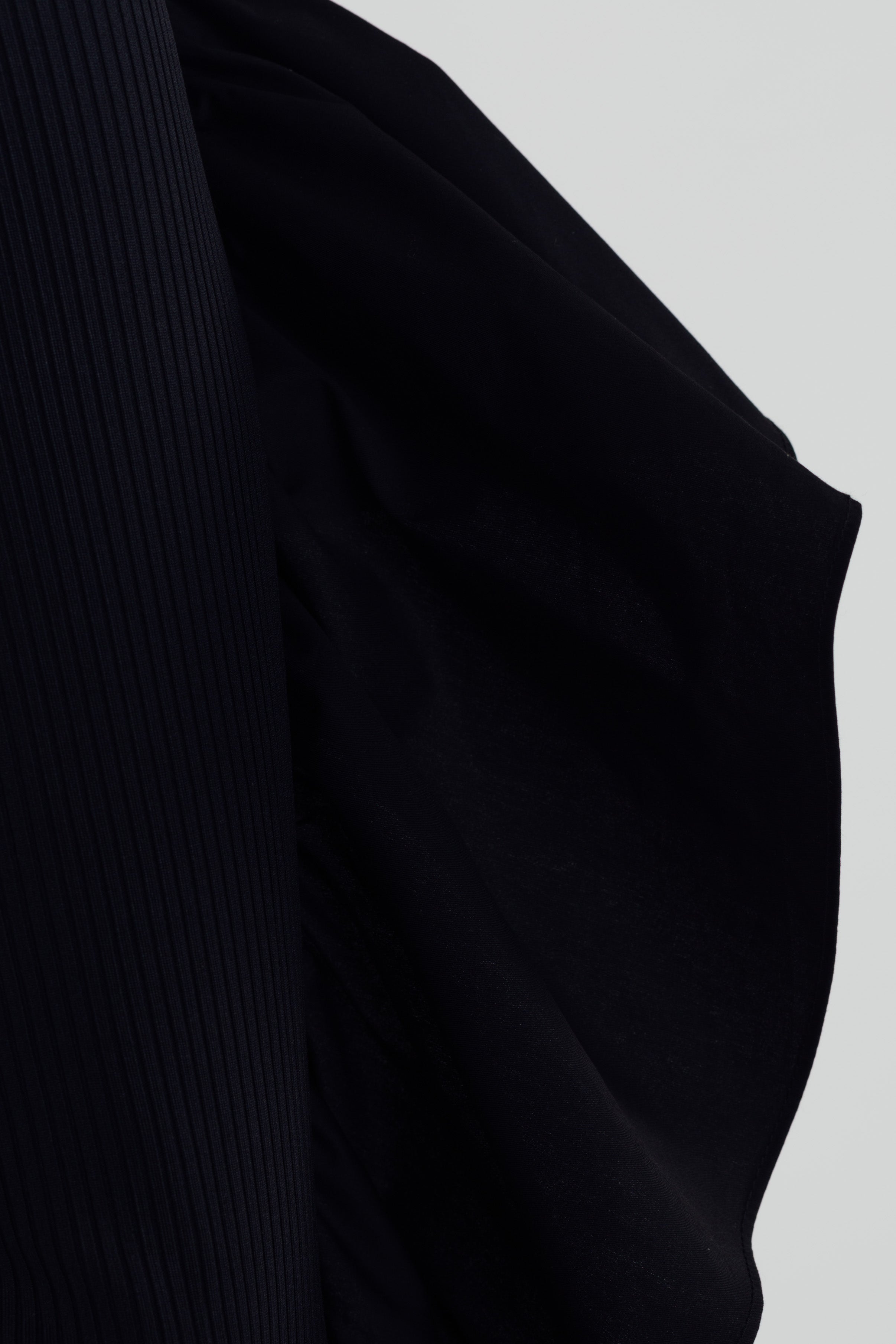 Frilled Sleeve Toga in Black