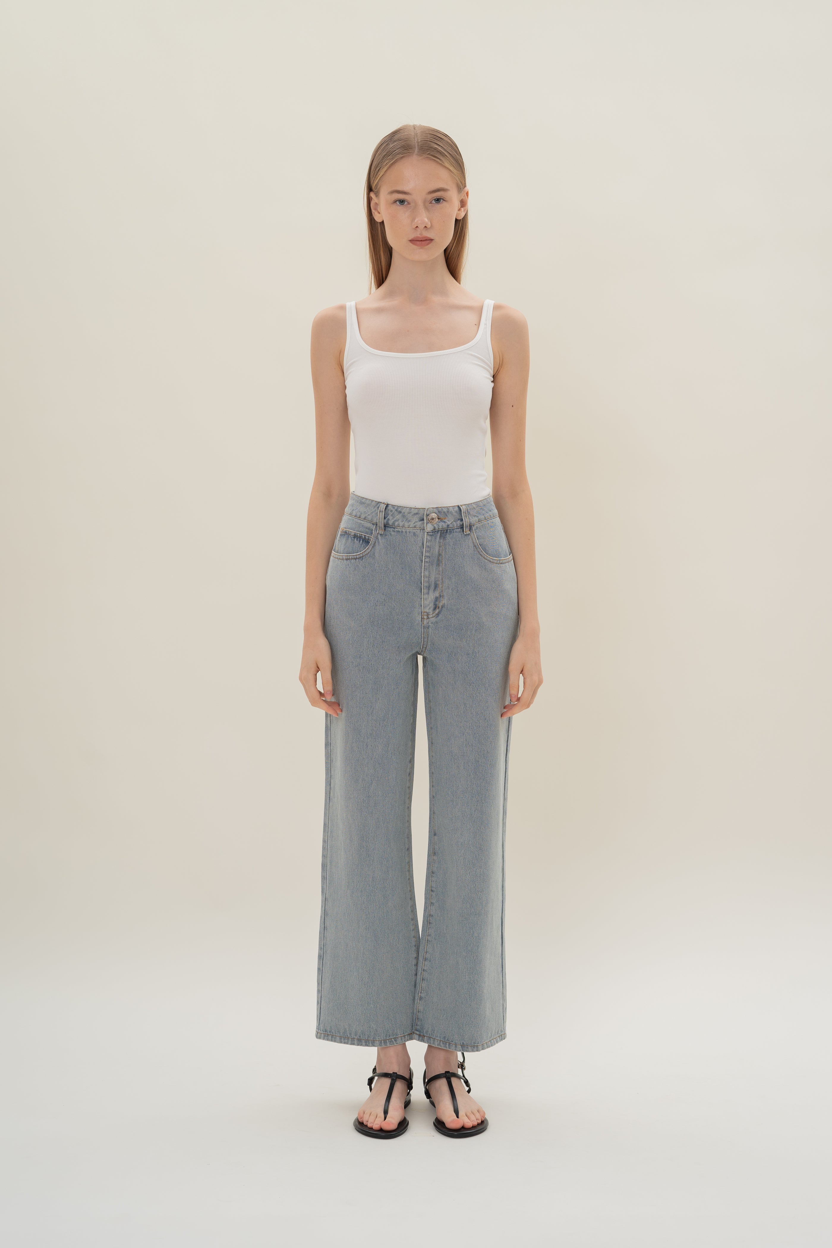 Studios Classic Straight Cut Jeans in Mid Wash