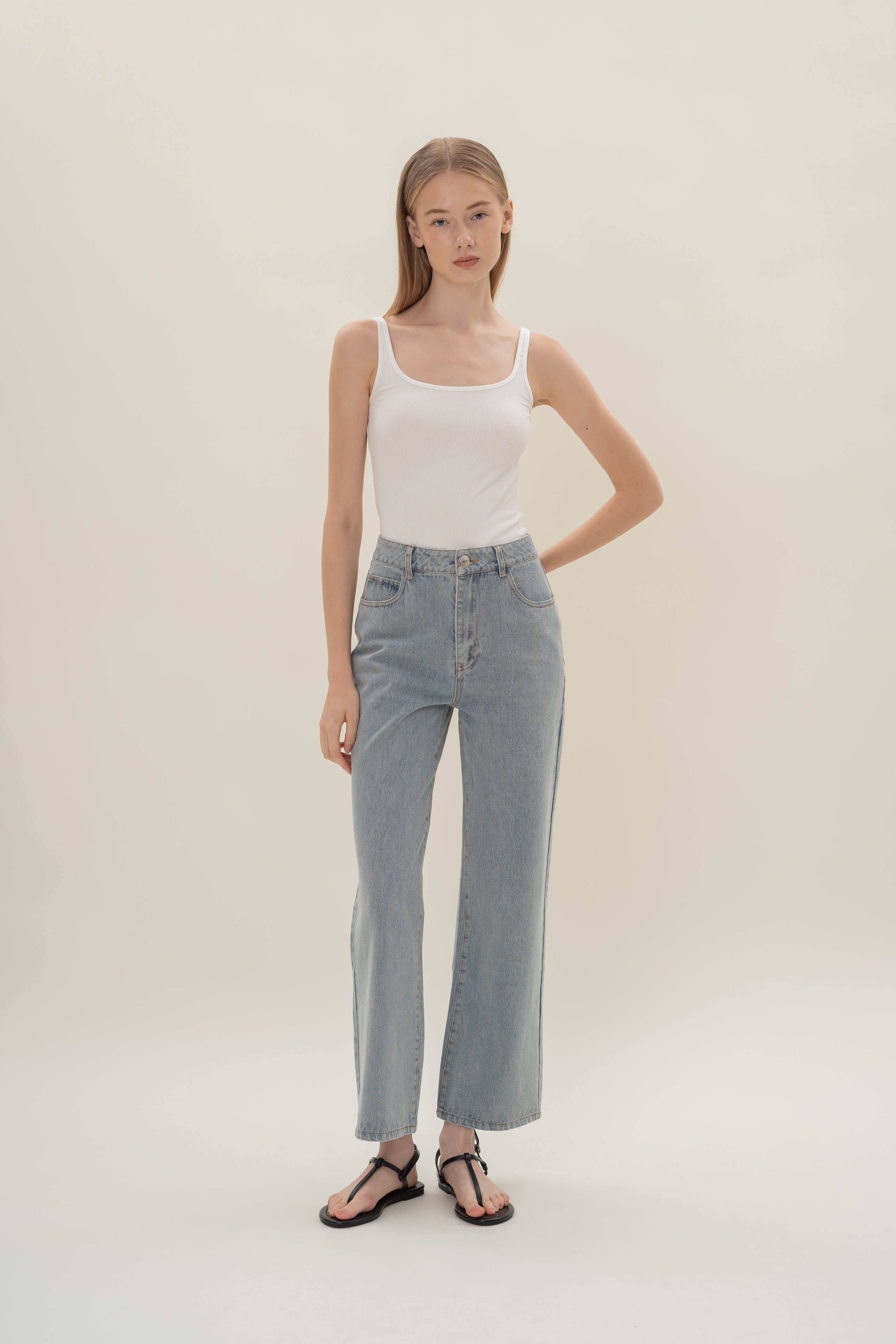 Studios Classic Straight Cut Jeans in Mid Wash