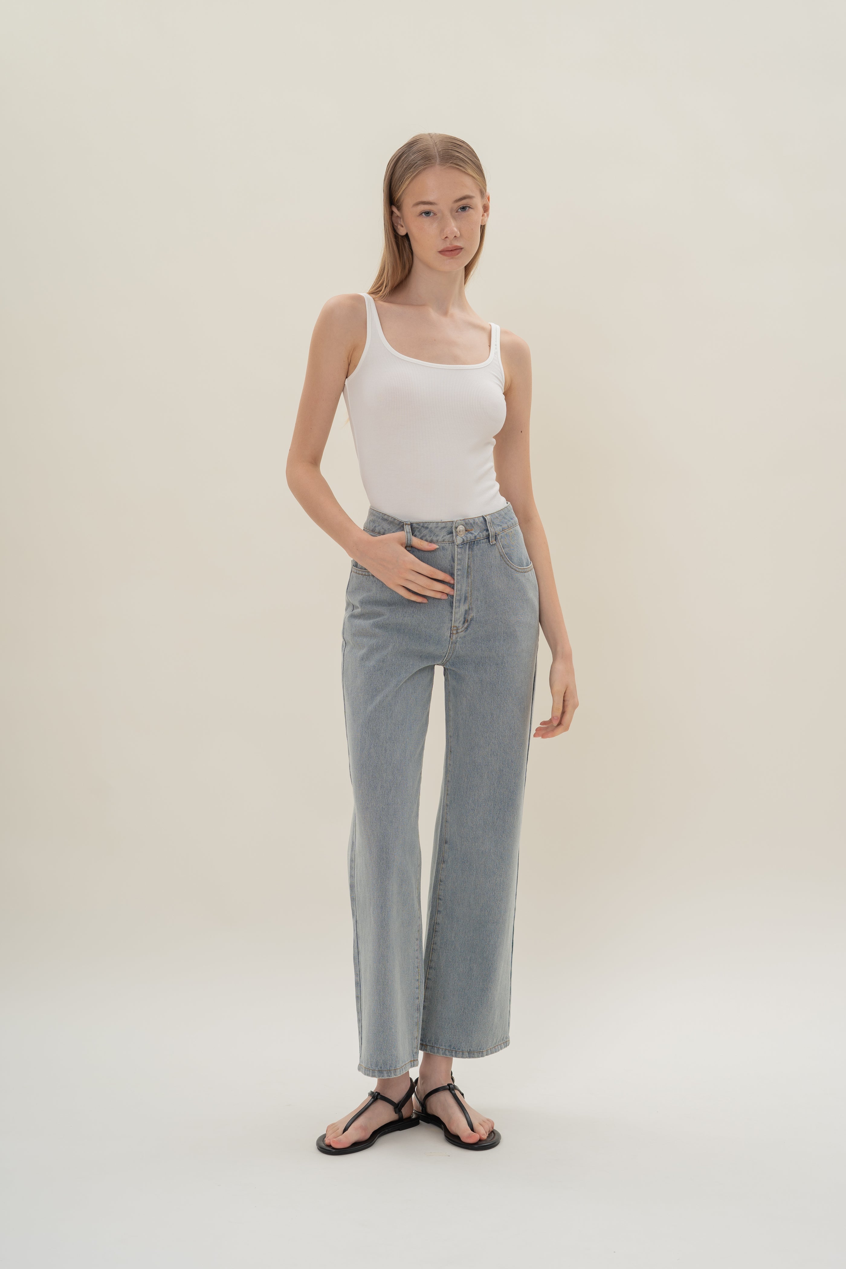 Studios Classic Straight Cut Jeans in Mid Wash