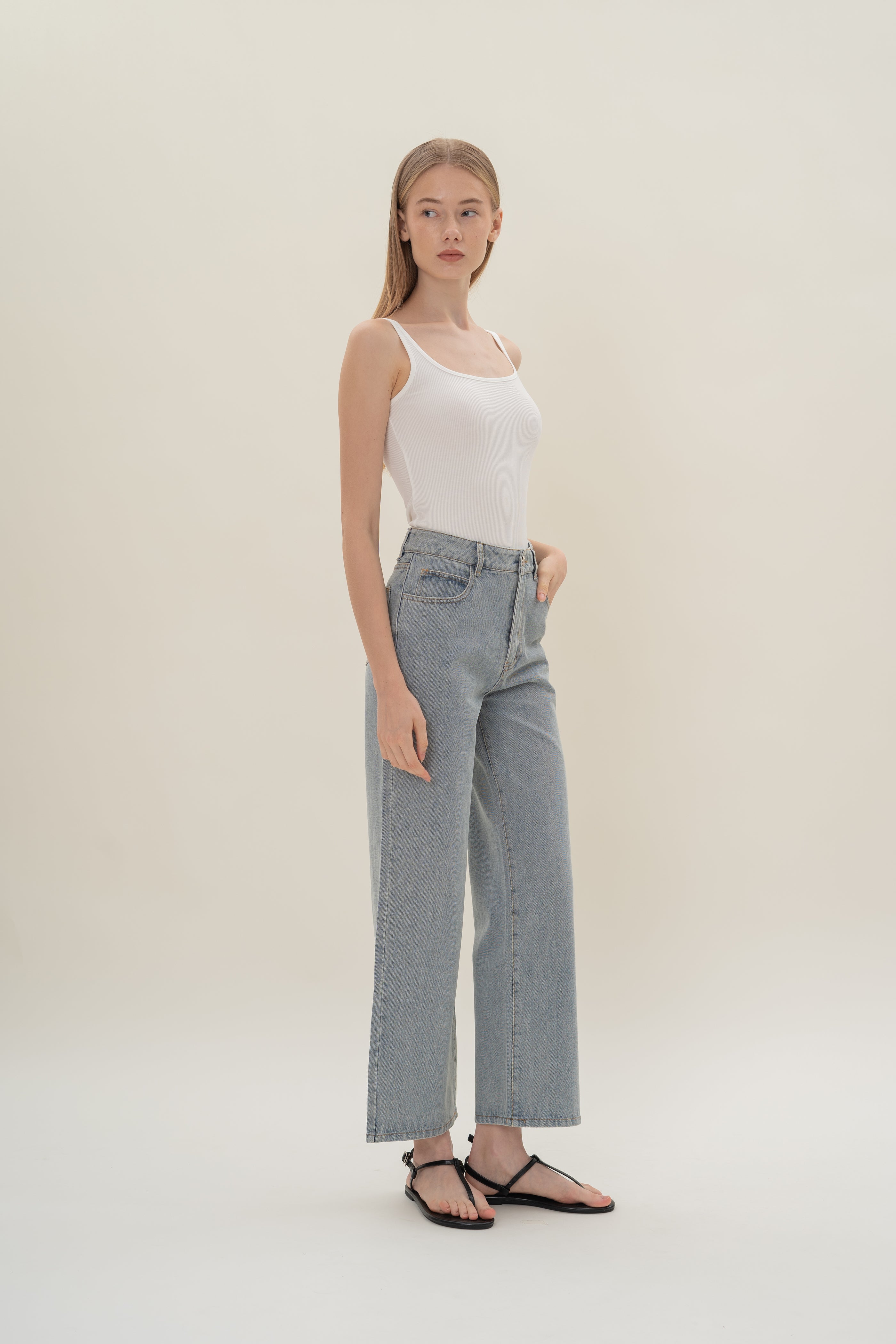 Studios Classic Straight Cut Jeans in Mid Wash