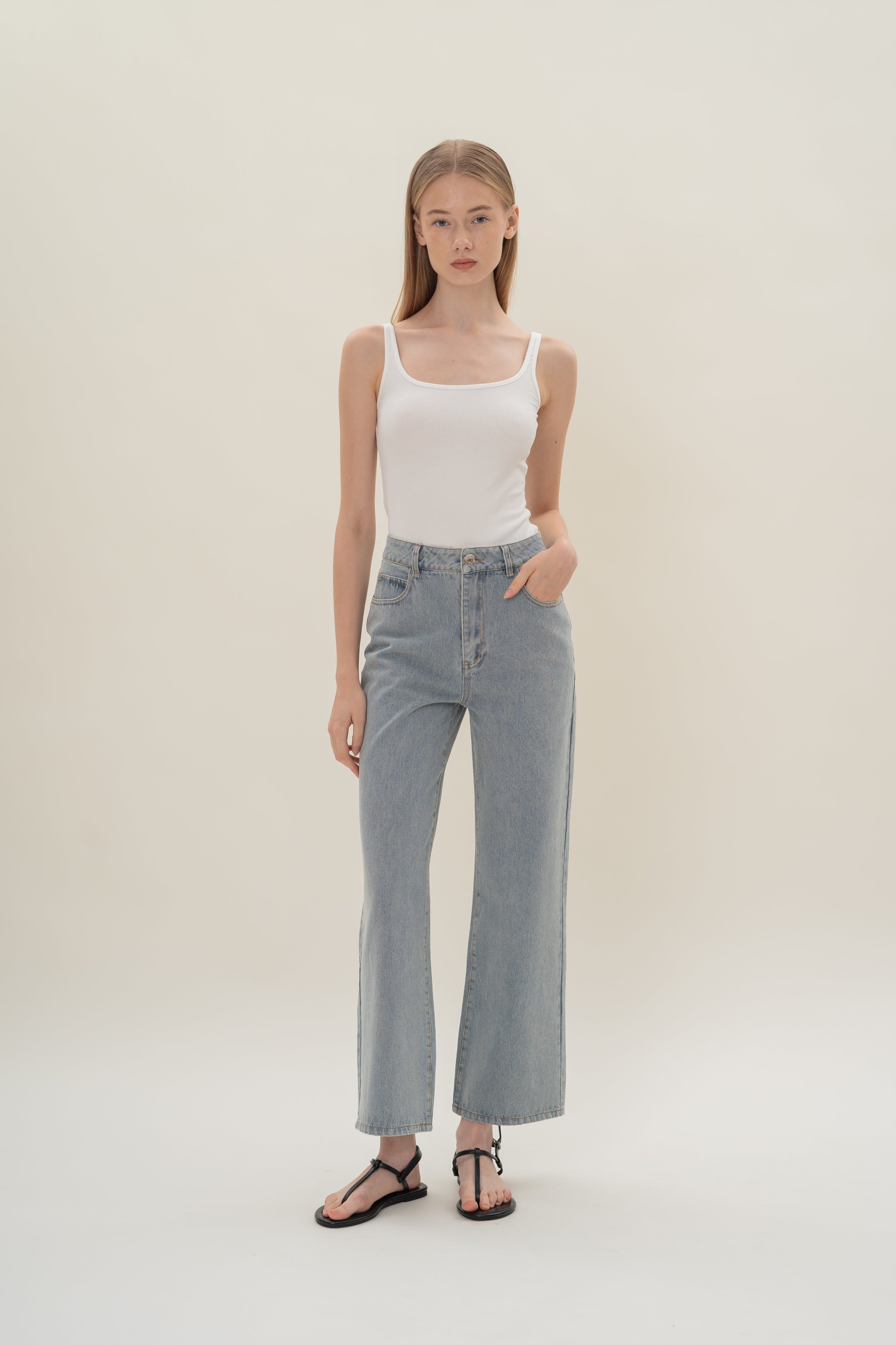 Studios Classic Straight Cut Jeans in Mid Wash