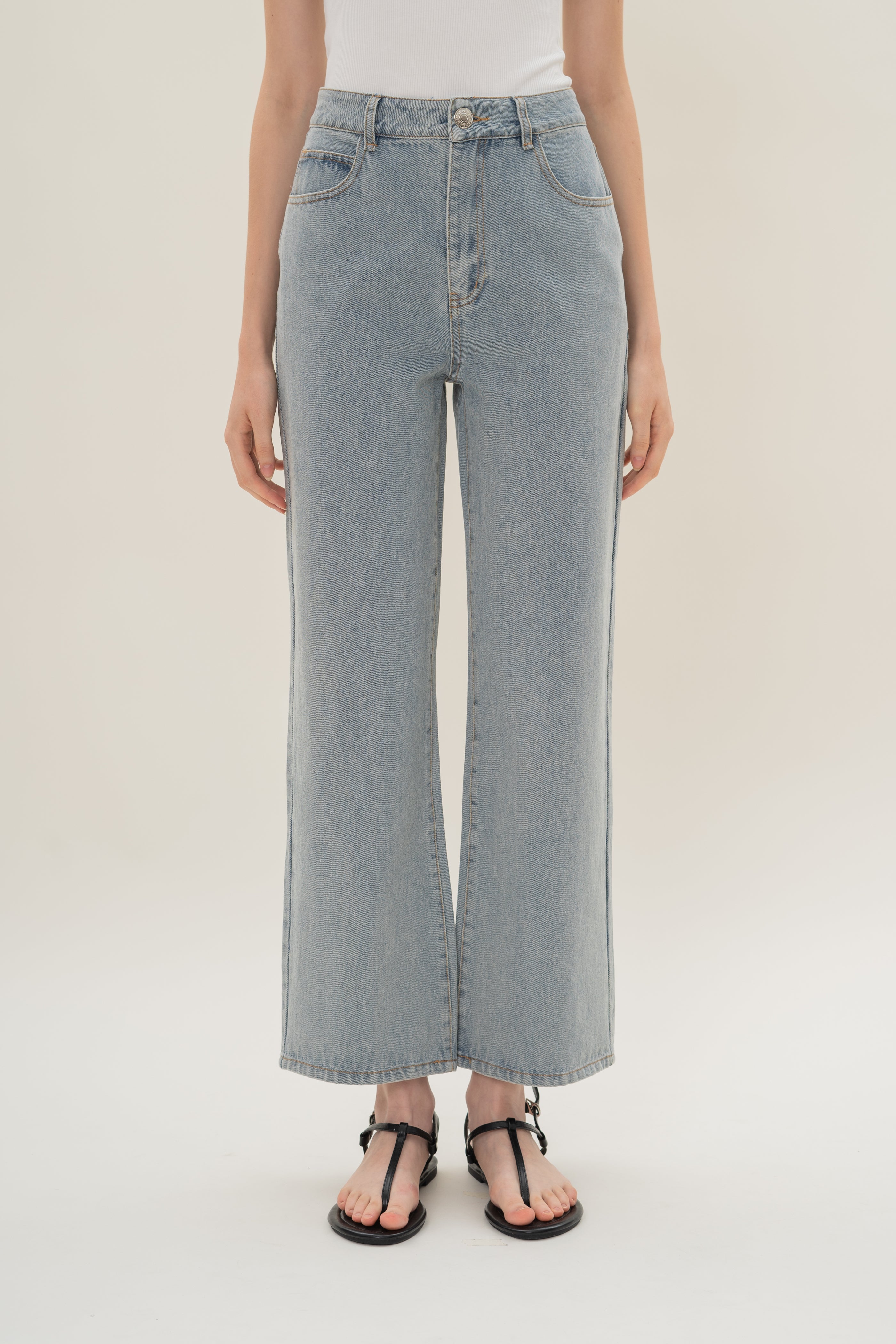 Studios Classic Straight Cut Jeans in Mid Wash