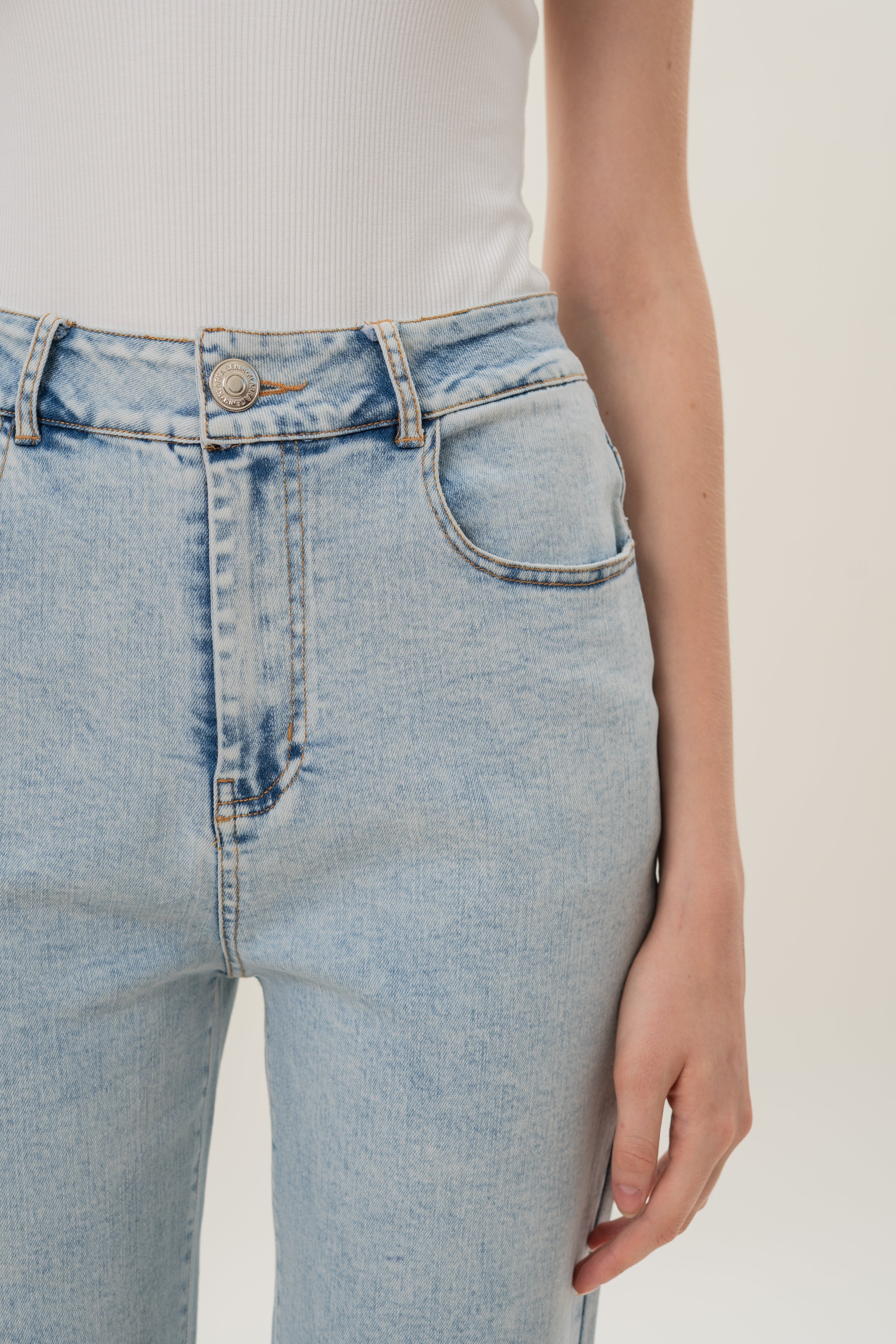 Studios Classic Straight Cut Stretch Jeans in Light Wash
