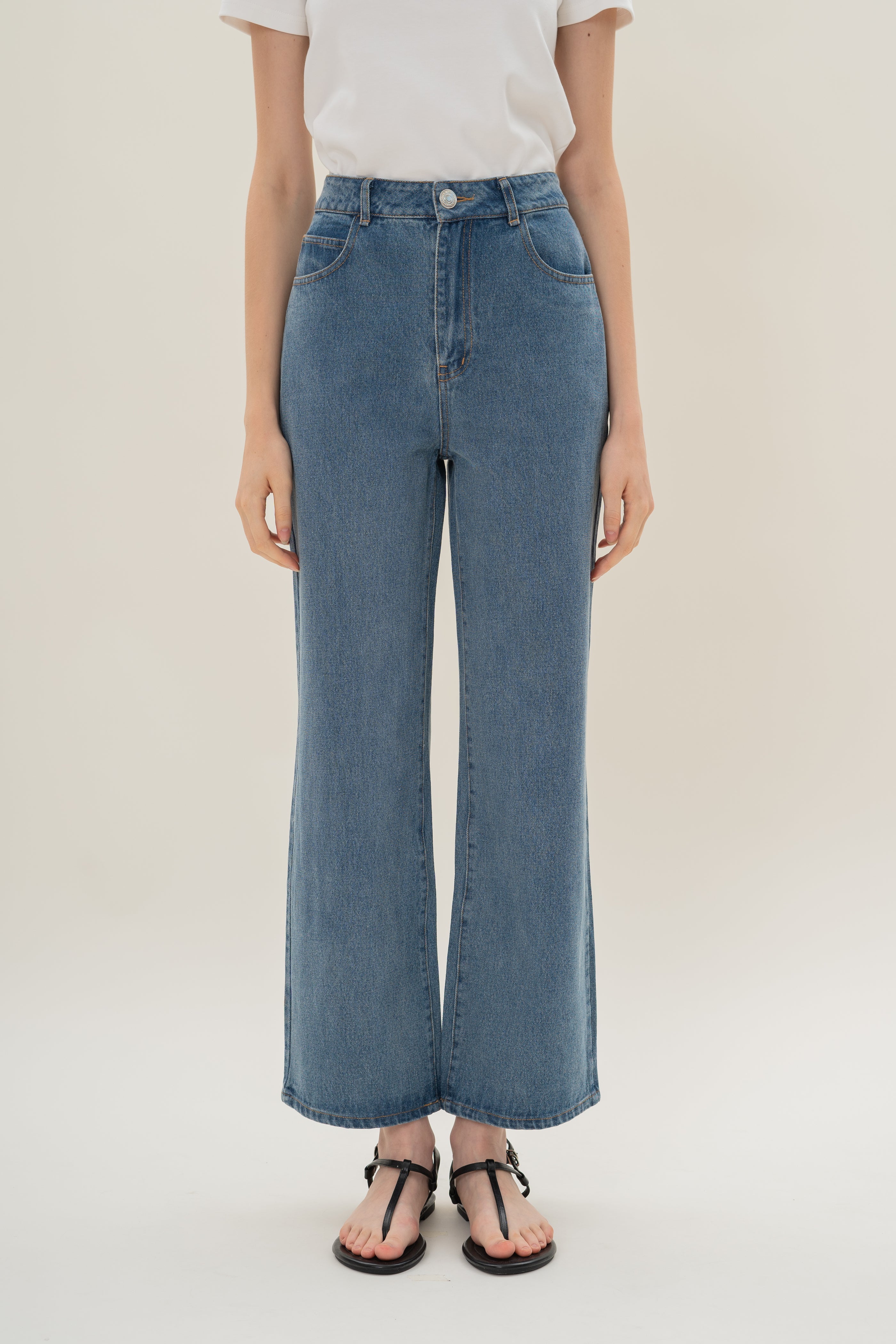 Studios Classic Straight Cut Jeans in Blue Wash