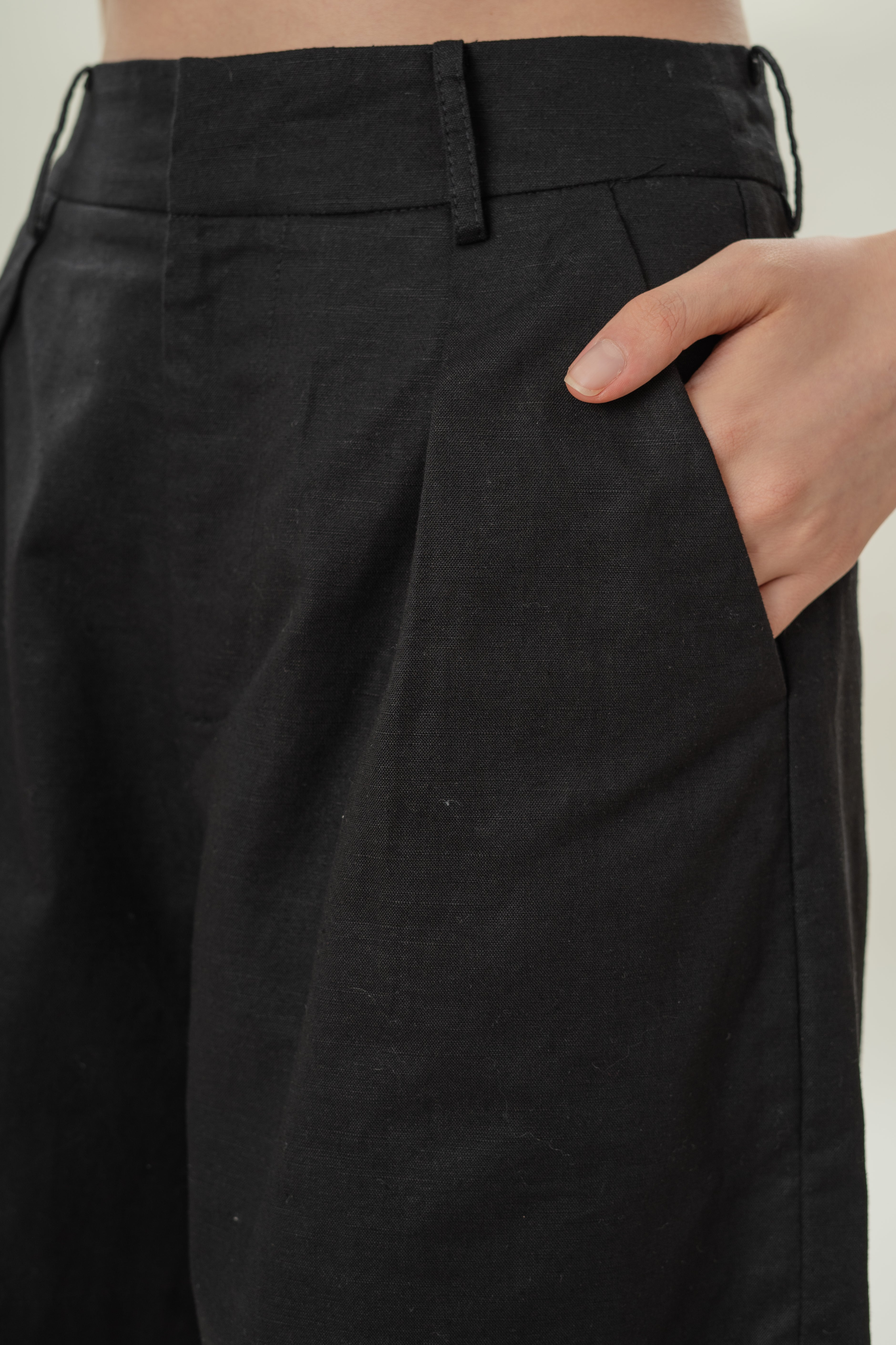 Pleated Linen Long Shorts in Black