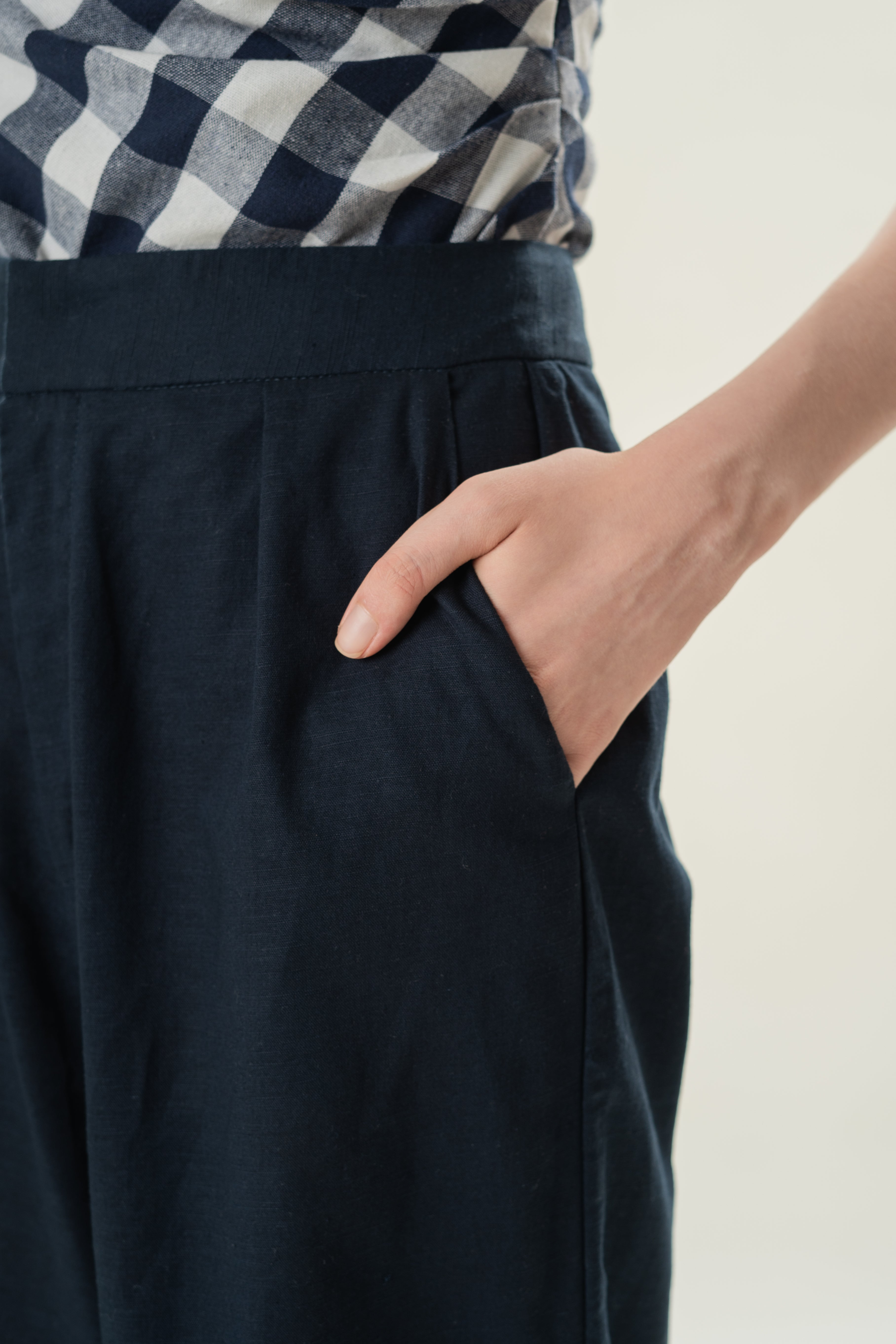 Textured Linen Pleated Trousers in Midnight