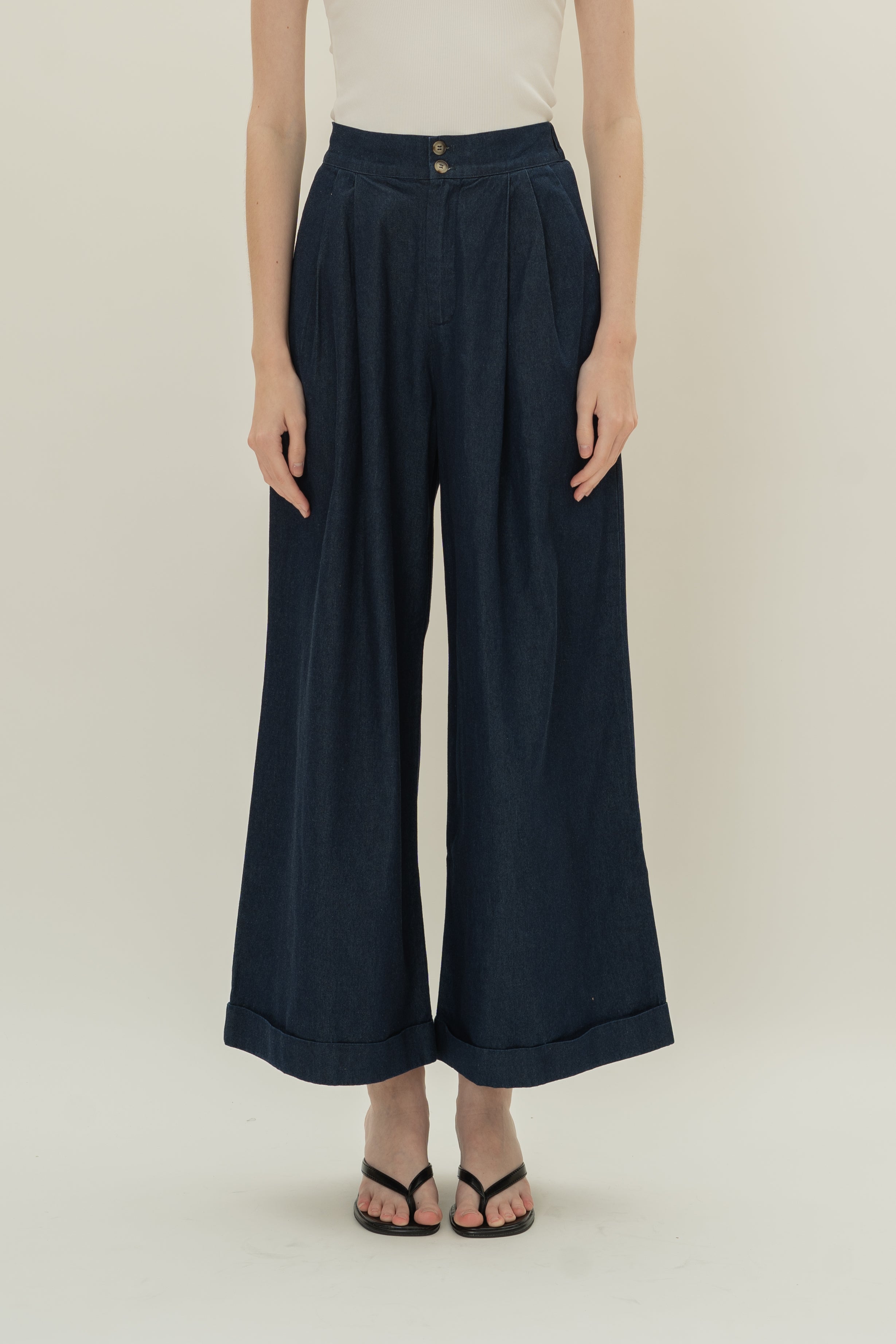 Wide-Leg Pleated Denim Pants in Dark Wash