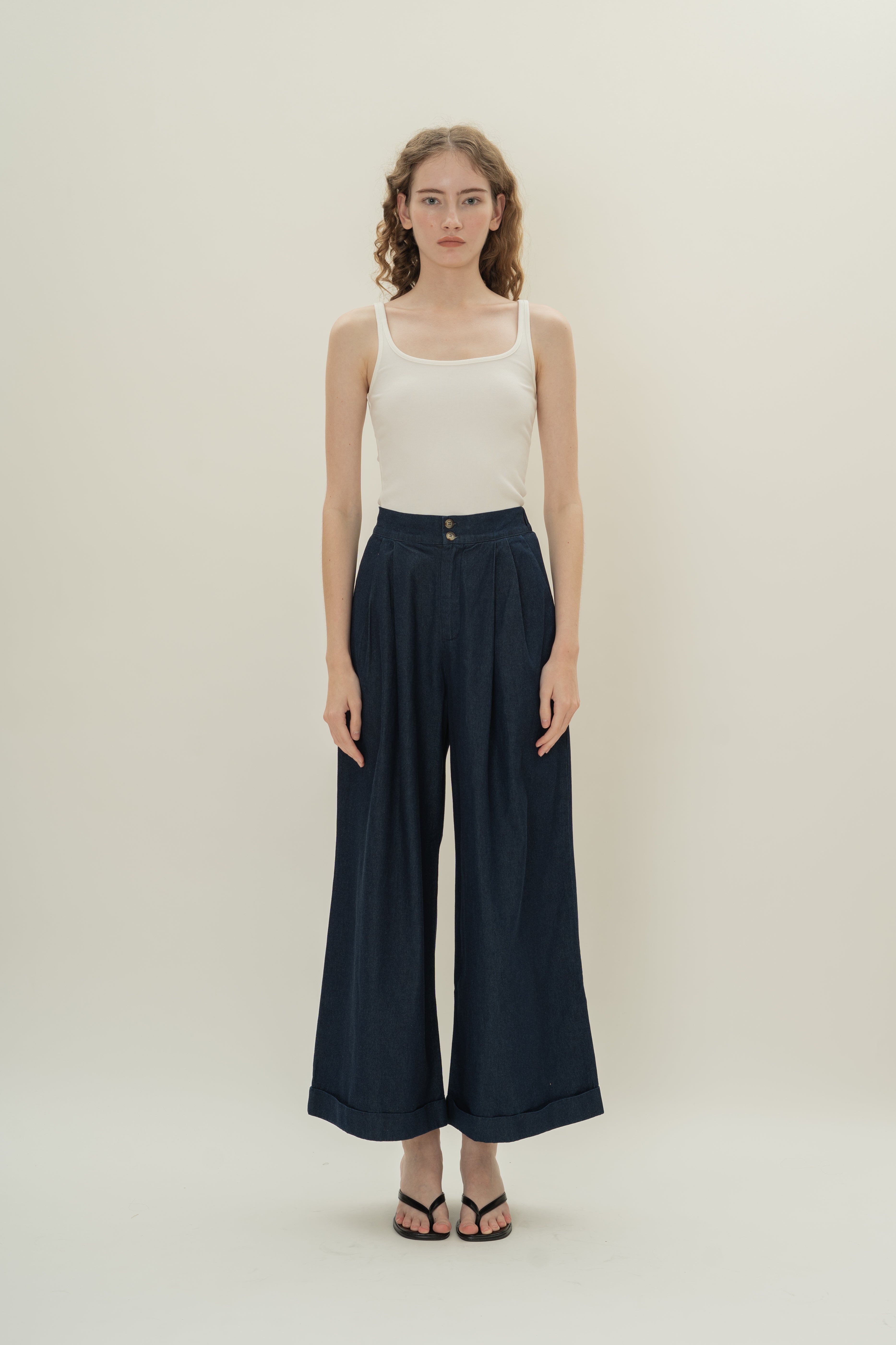 Wide-Leg Pleated Denim Pants in Dark Wash