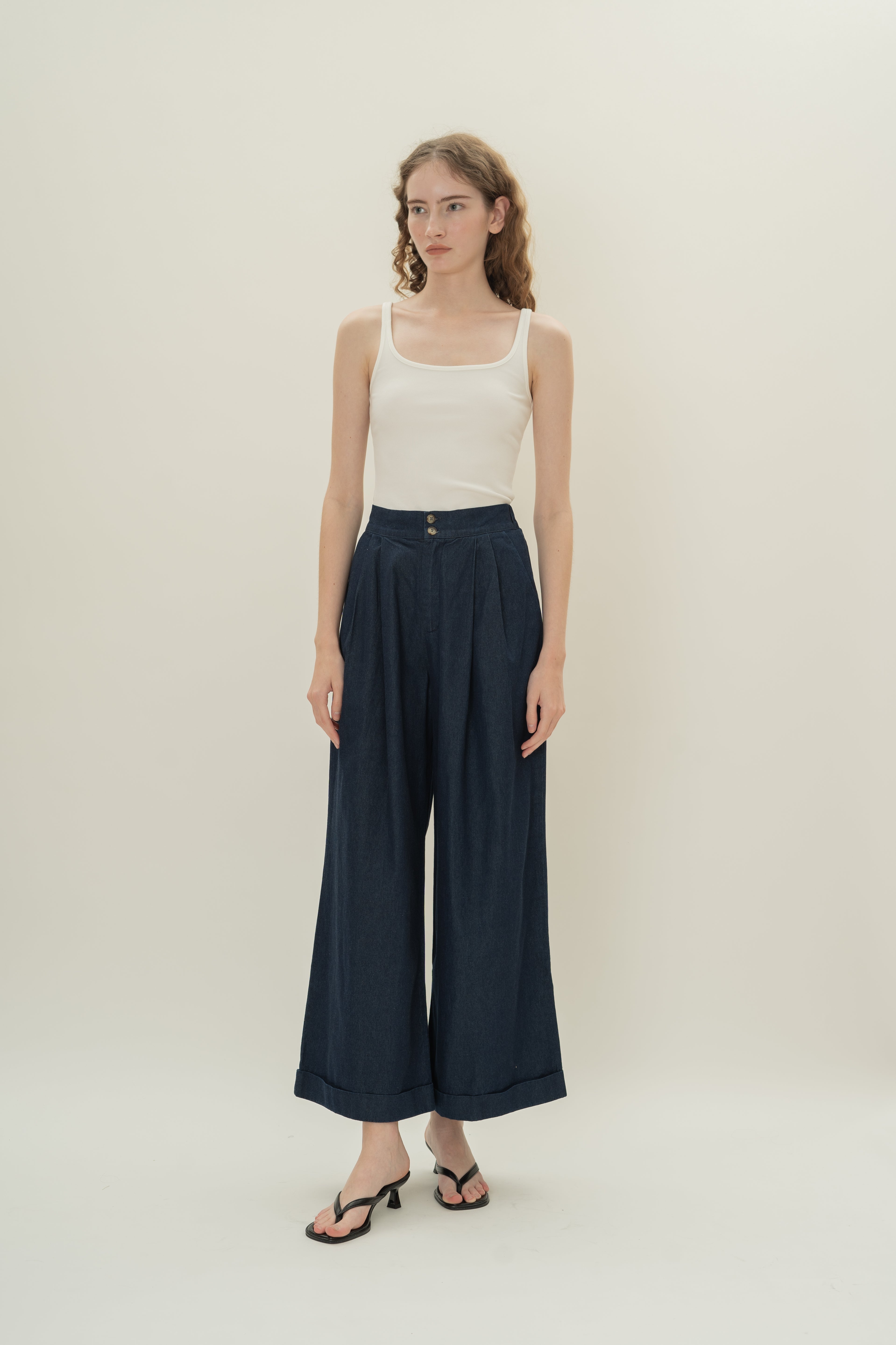 Wide-Leg Pleated Denim Pants in Dark Wash