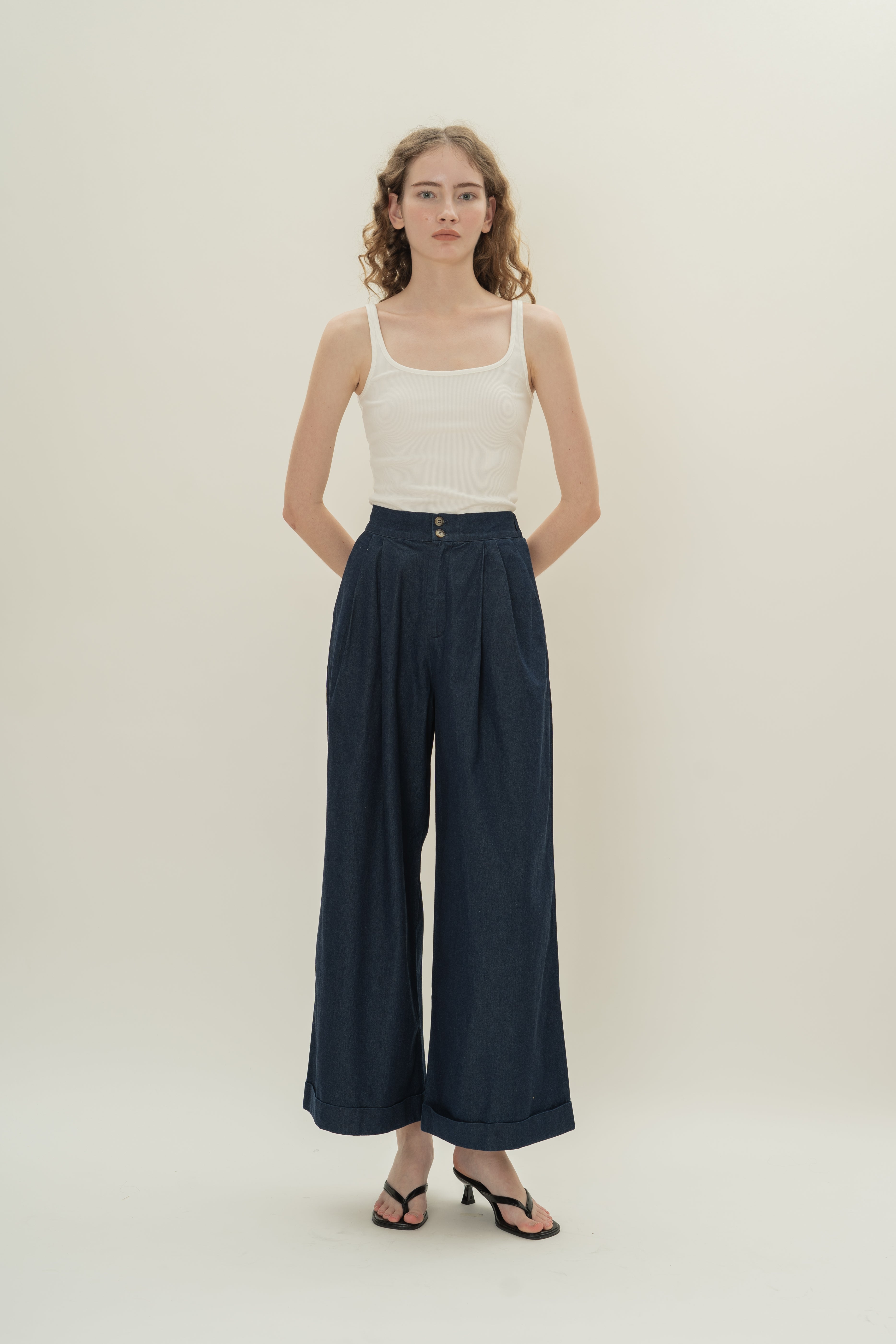 Wide-Leg Pleated Denim Pants in Dark Wash