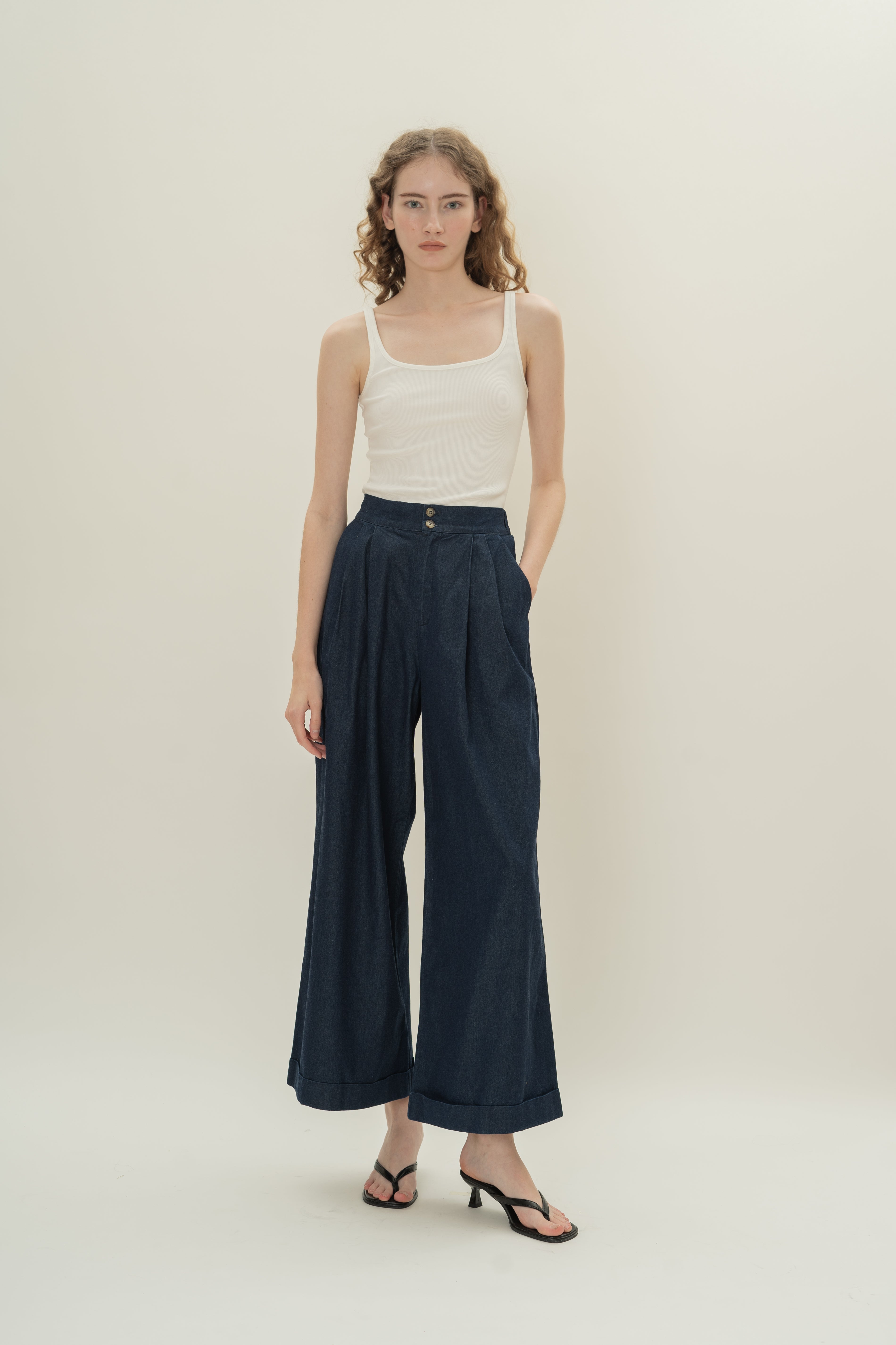 Wide-Leg Pleated Denim Pants in Dark Wash