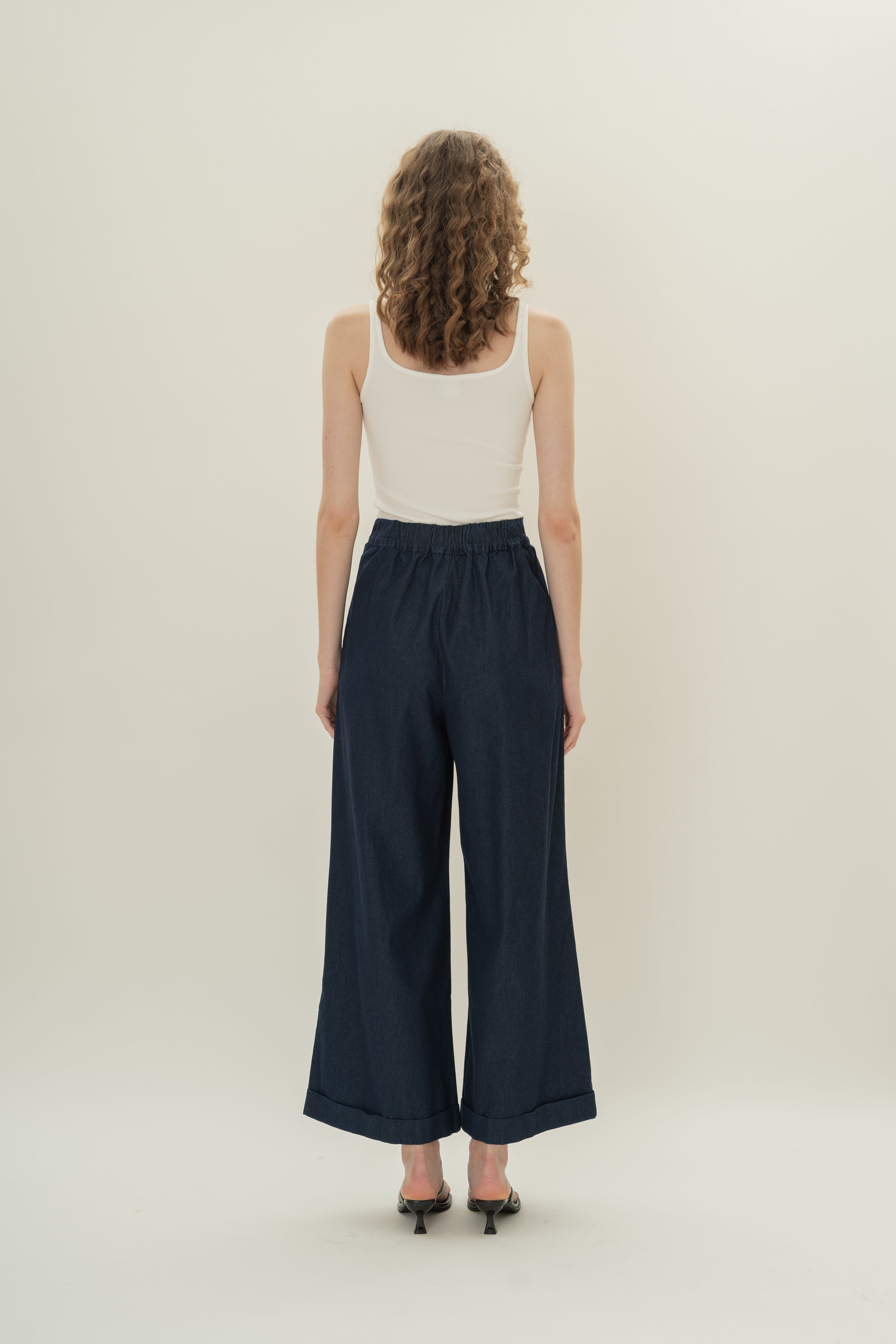 Wide-Leg Pleated Denim Pants in Dark Wash