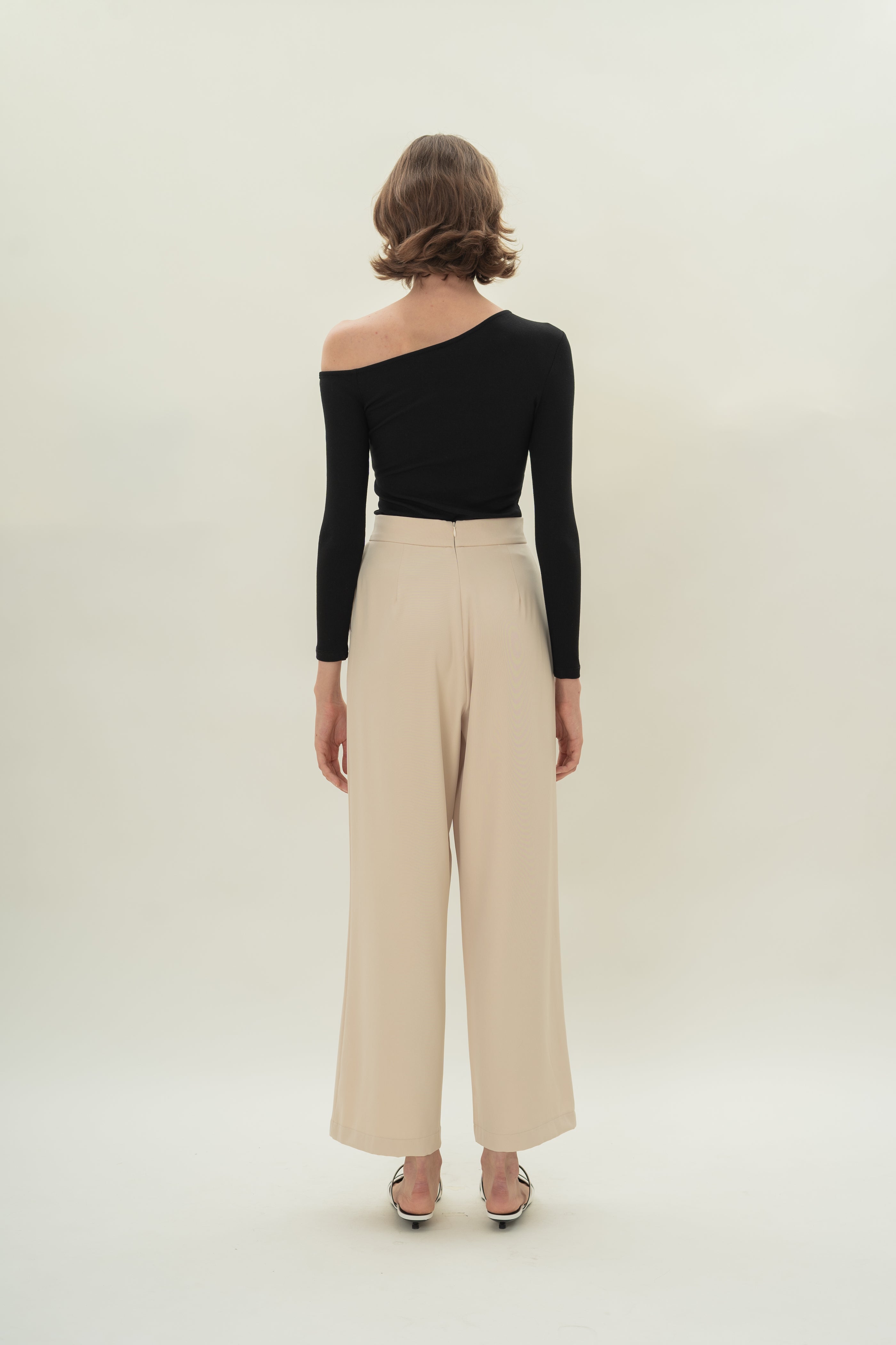 High Waisted Wide Legged Trousers w Foldlines in Light Sand