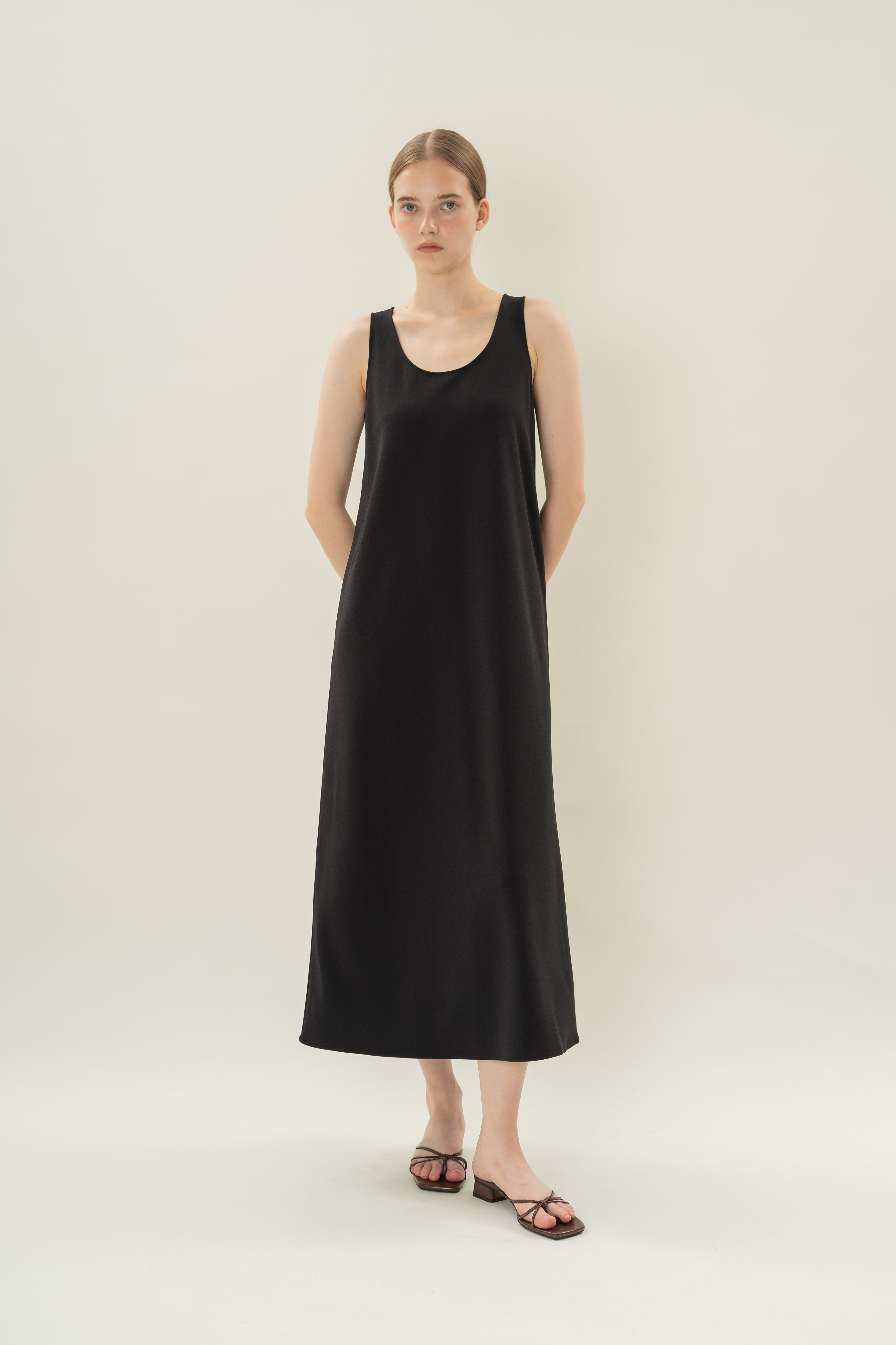 Scoop Neck Sleeveless A-Line Dress in Black