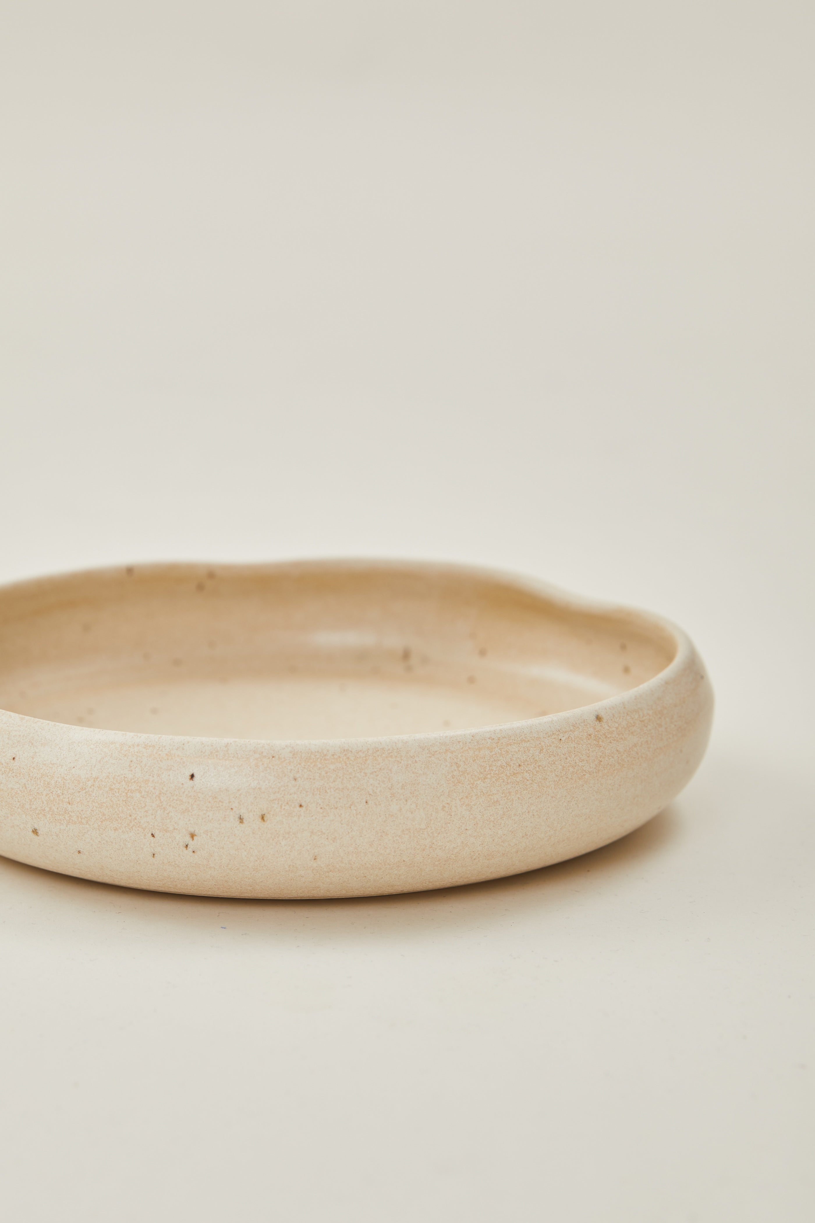 Rounded plate with Organic Rim in Sandstone