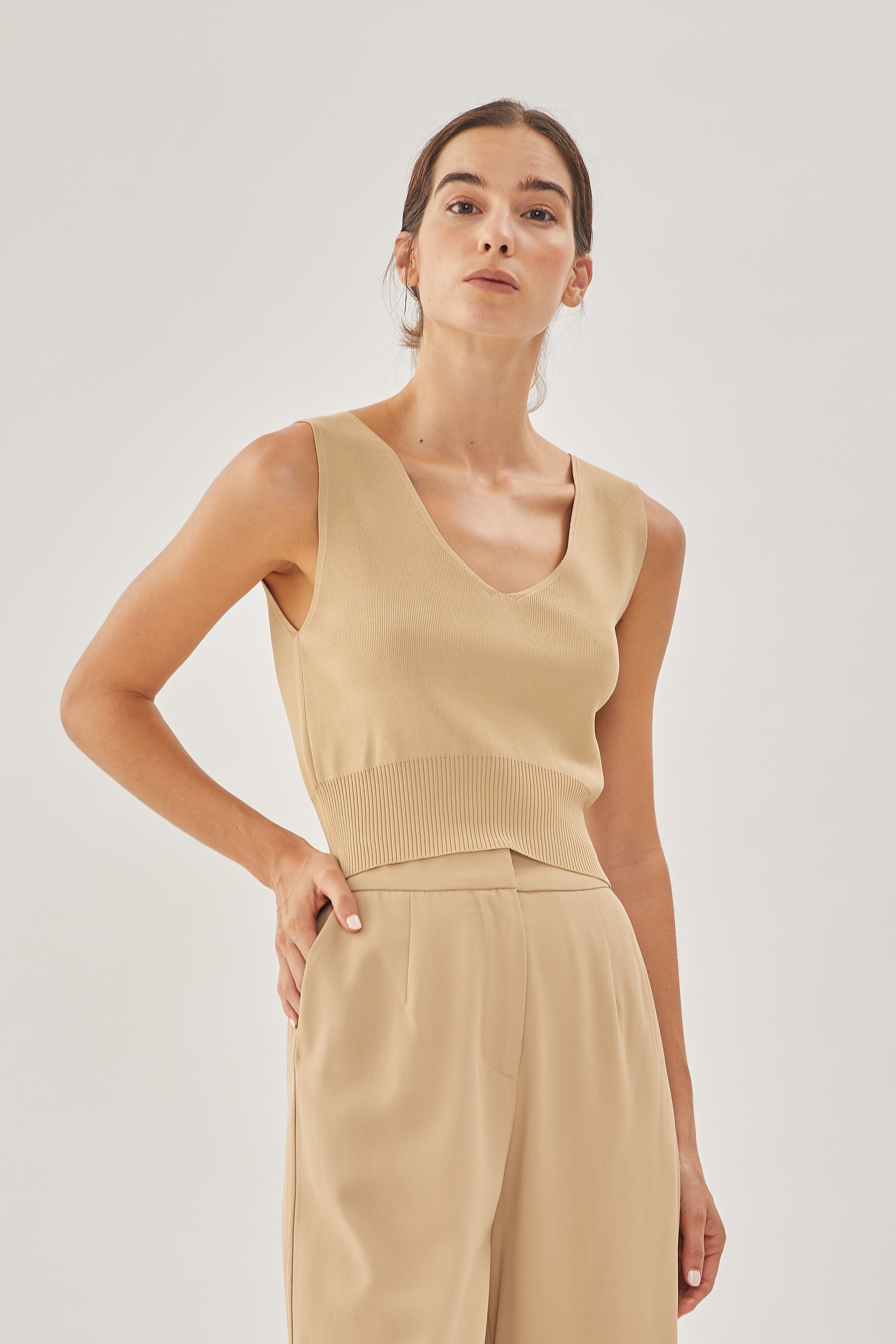 Sweater Cropped Knit Vest in Camel