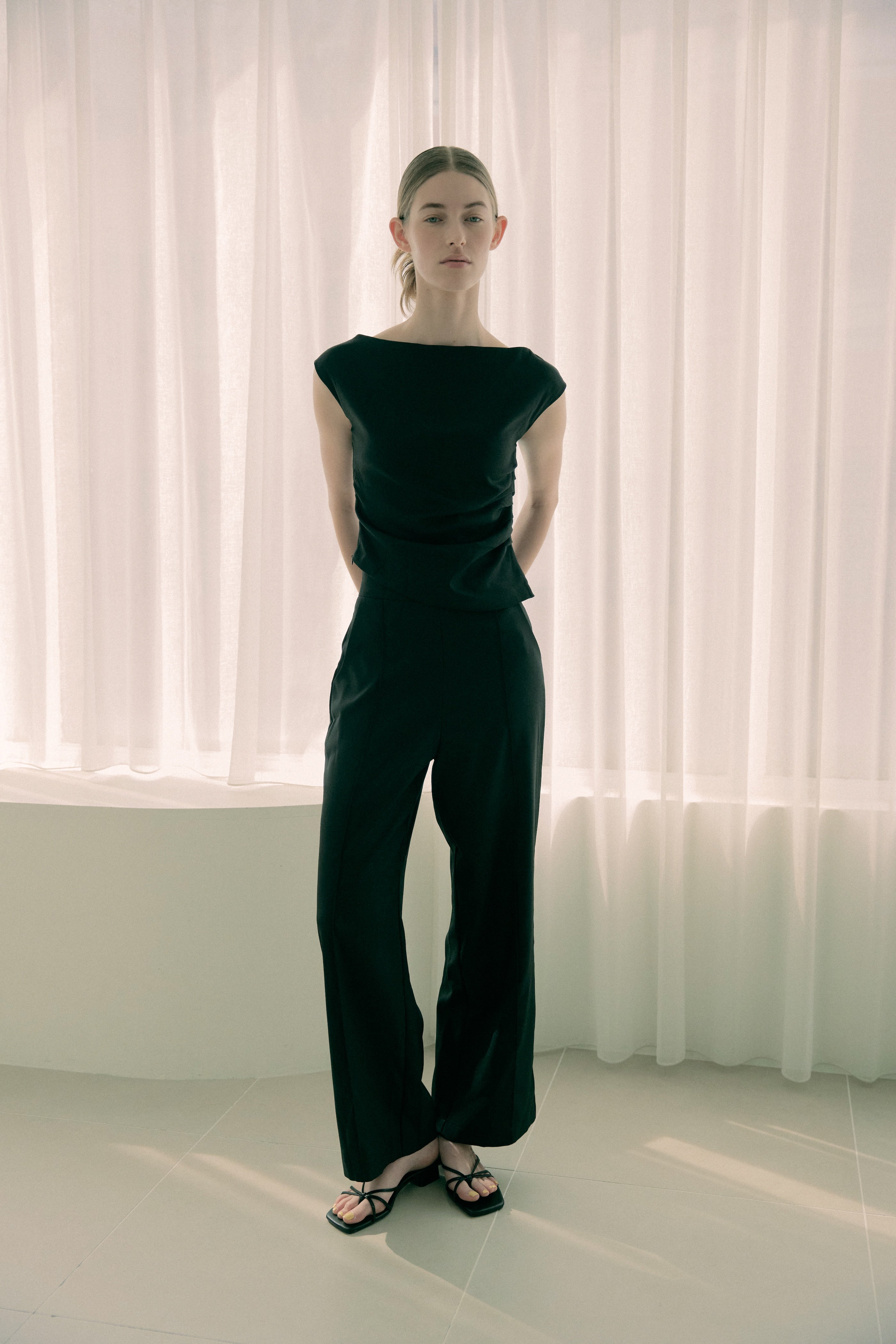 High Waisted Wide Legged Trousers W Foldlines in Black