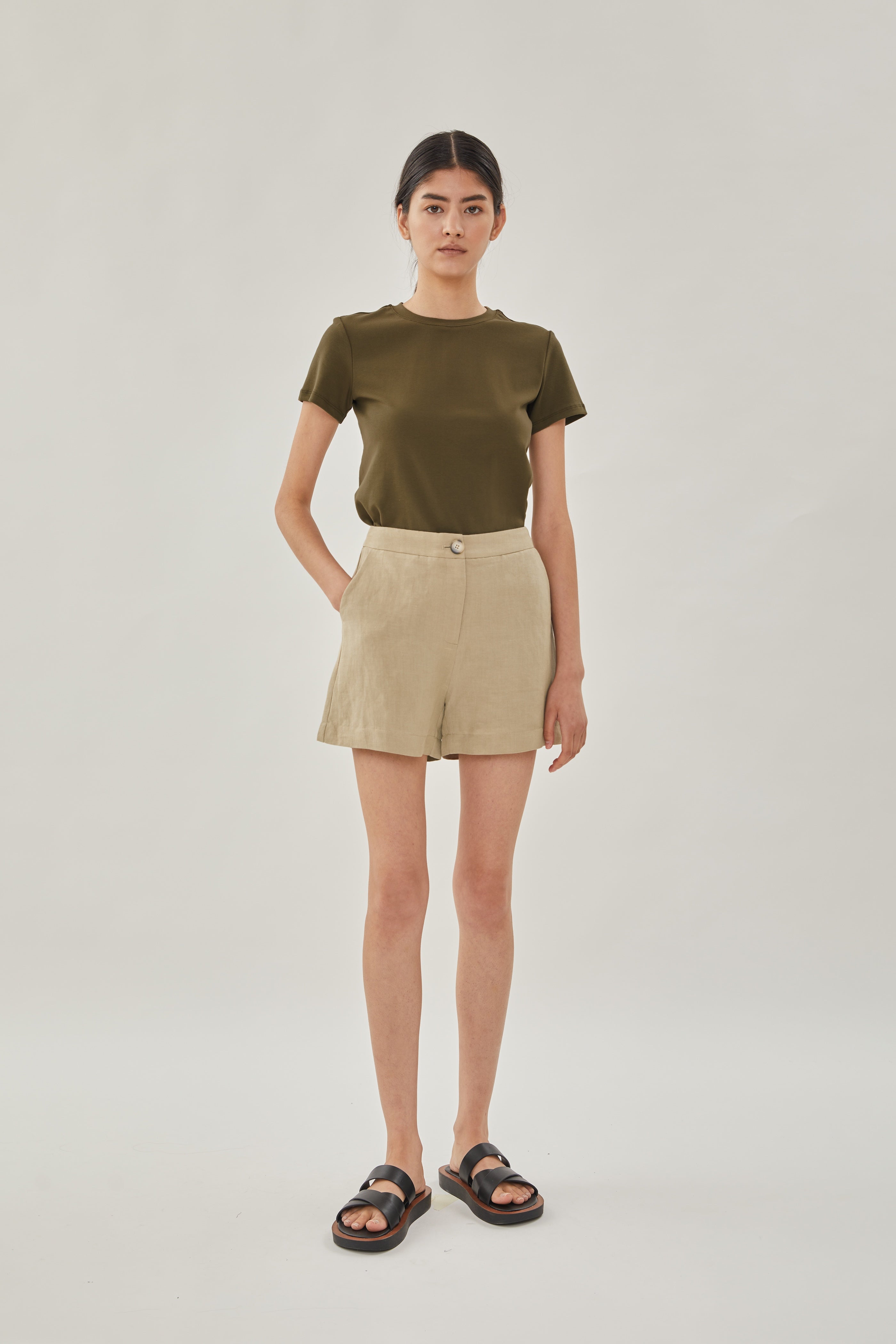 Relaxed Linen Shorts in Khaki