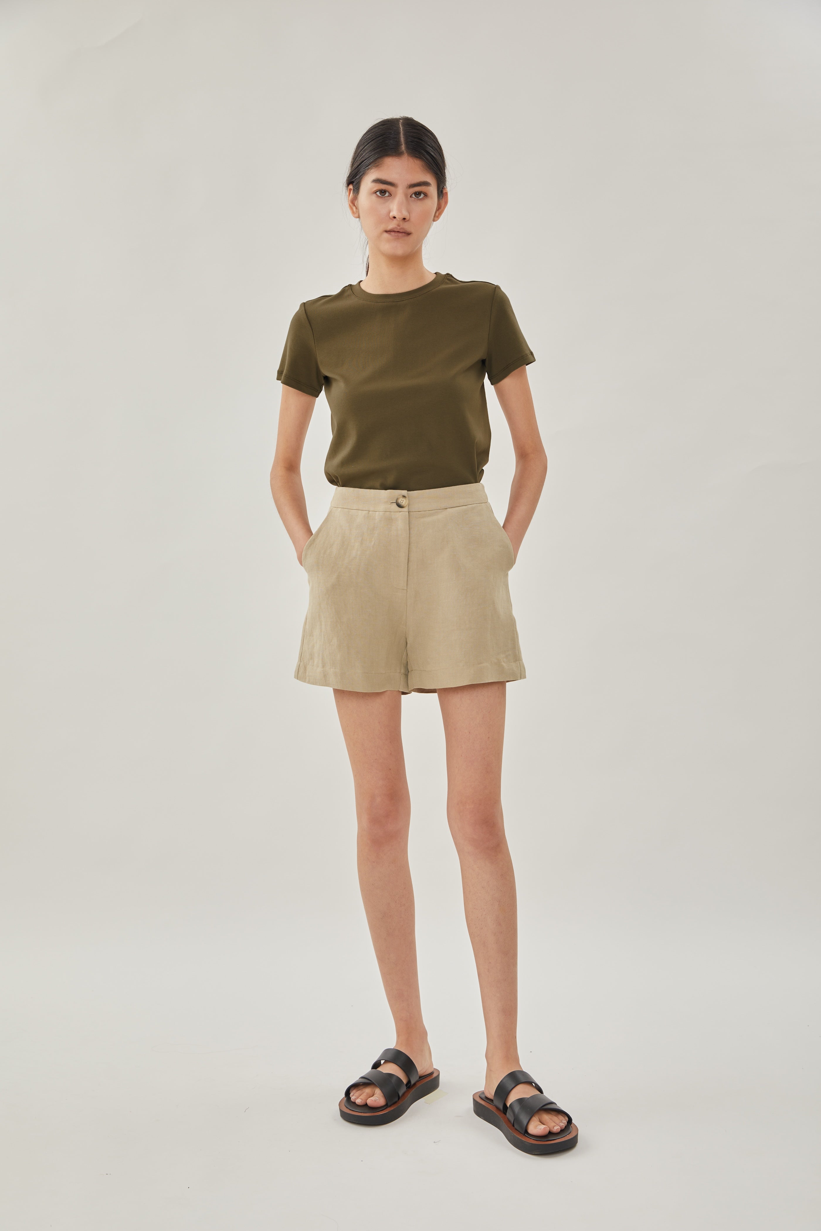 Relaxed Linen Shorts in Khaki