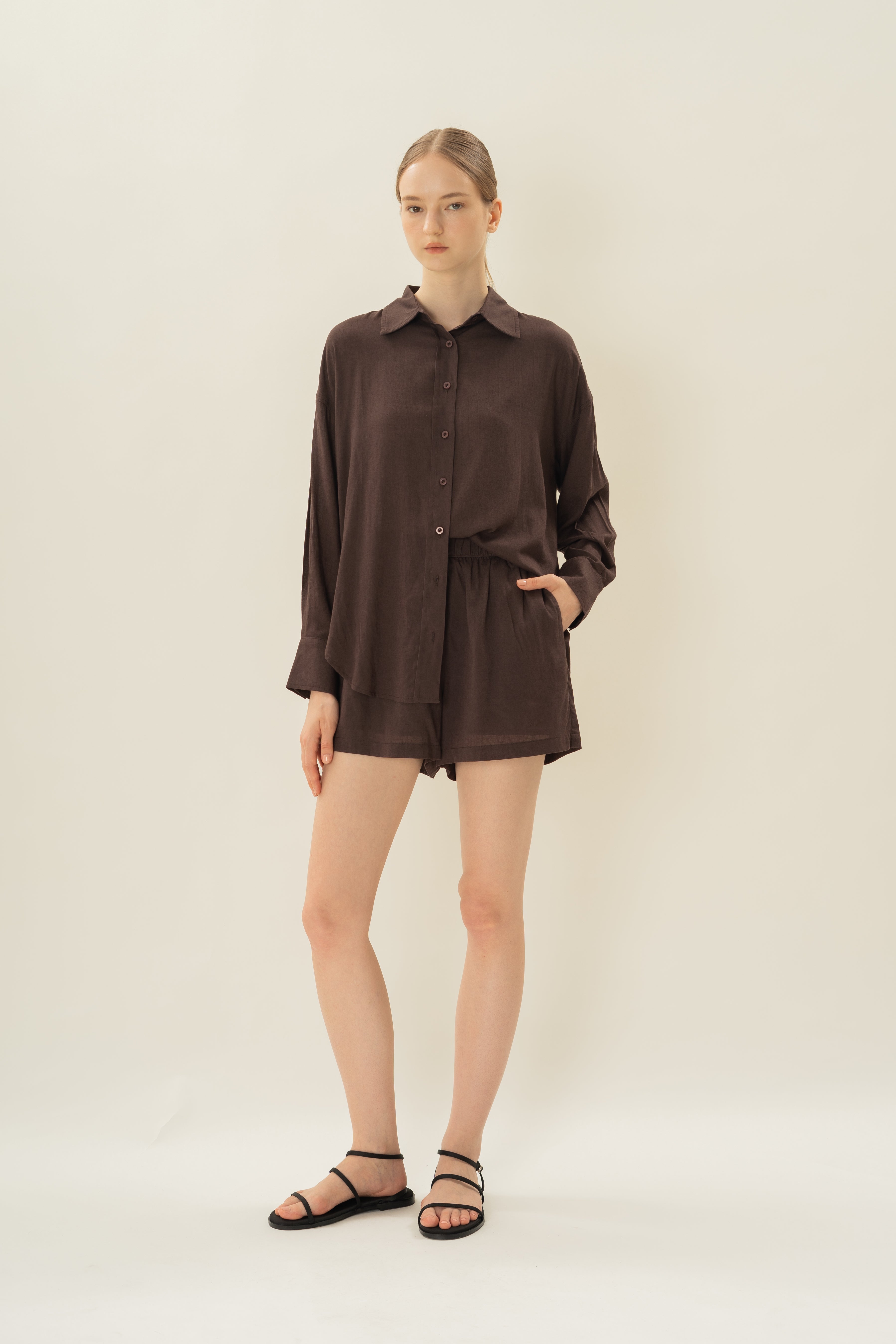 Linen Gathered Waist Shorts in Umber