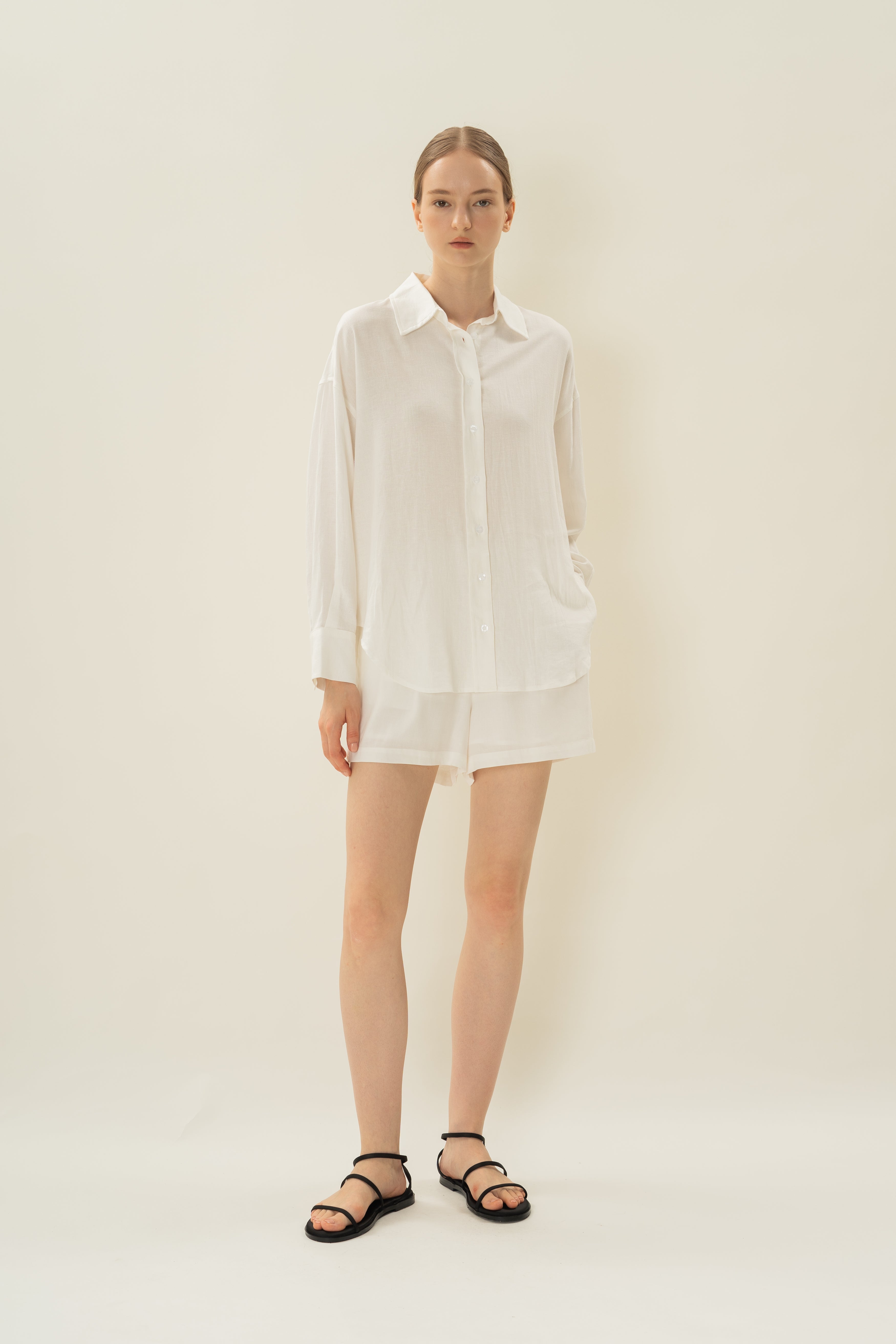 Linen Gathered Waist Shorts in White