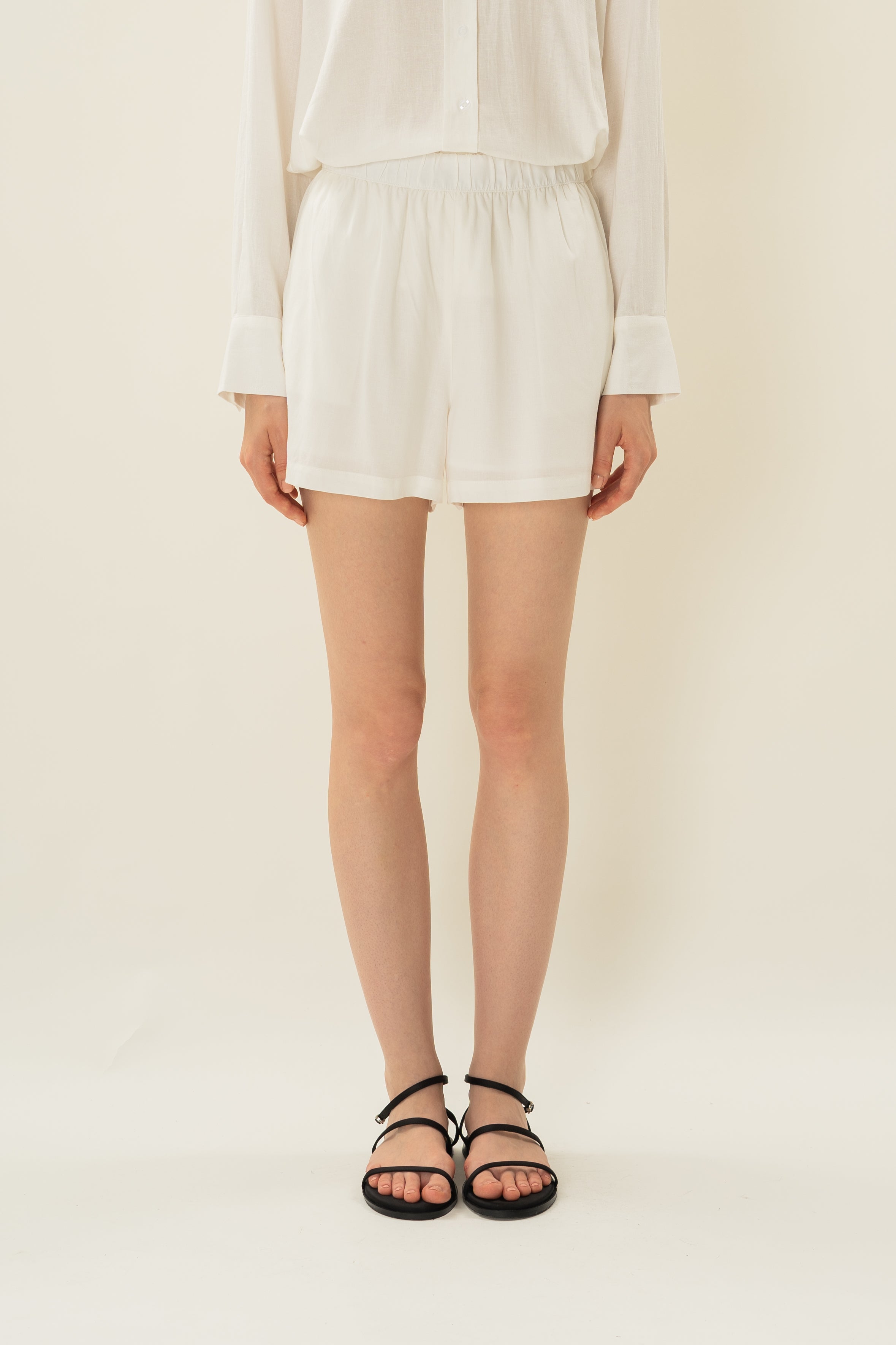 Linen Gathered Waist Shorts in White