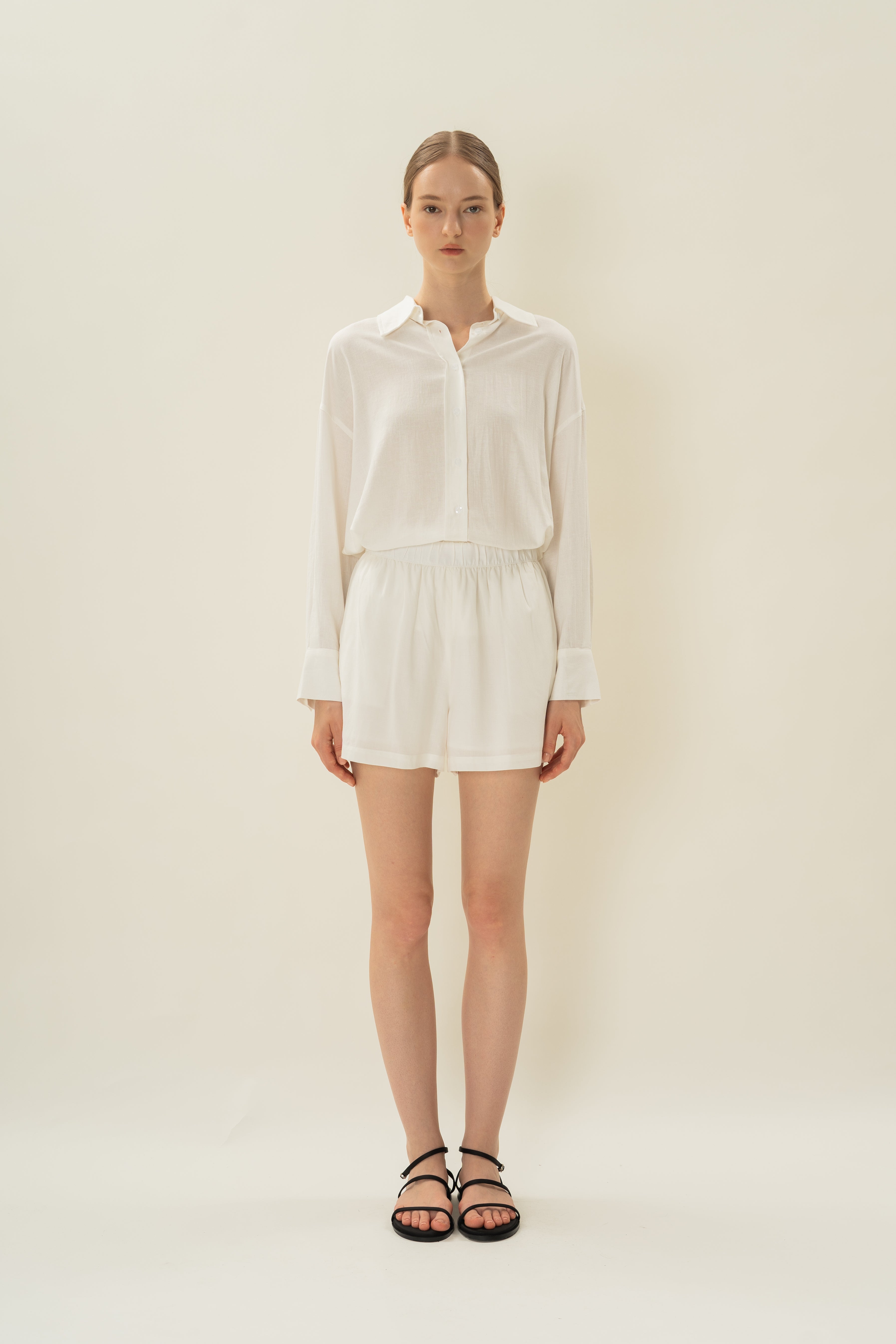 Linen Gathered Waist Shorts in White