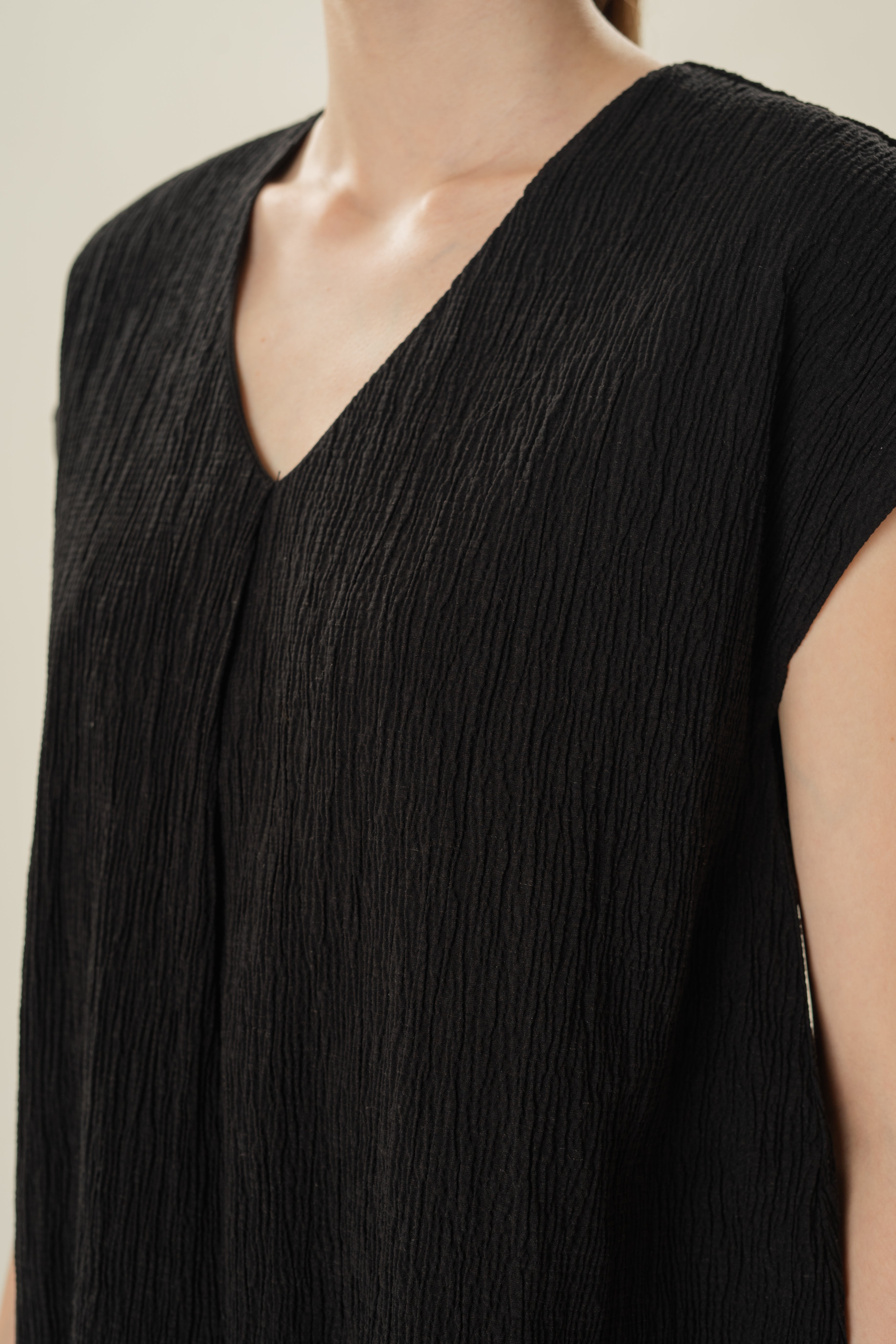 Textured V Neck Sleeved Top in Black