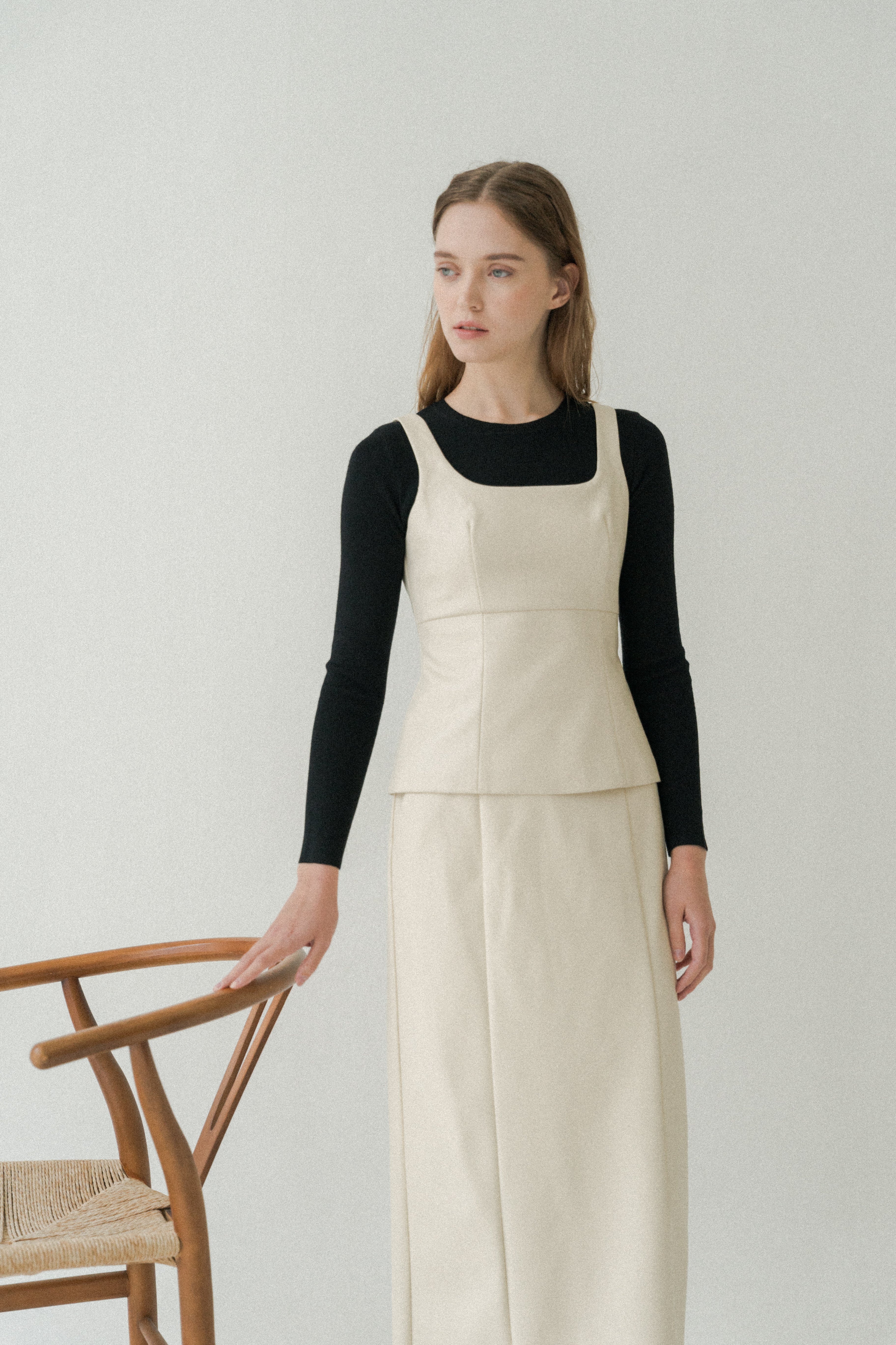 Round-Neck Fine Knit Sweater in Black