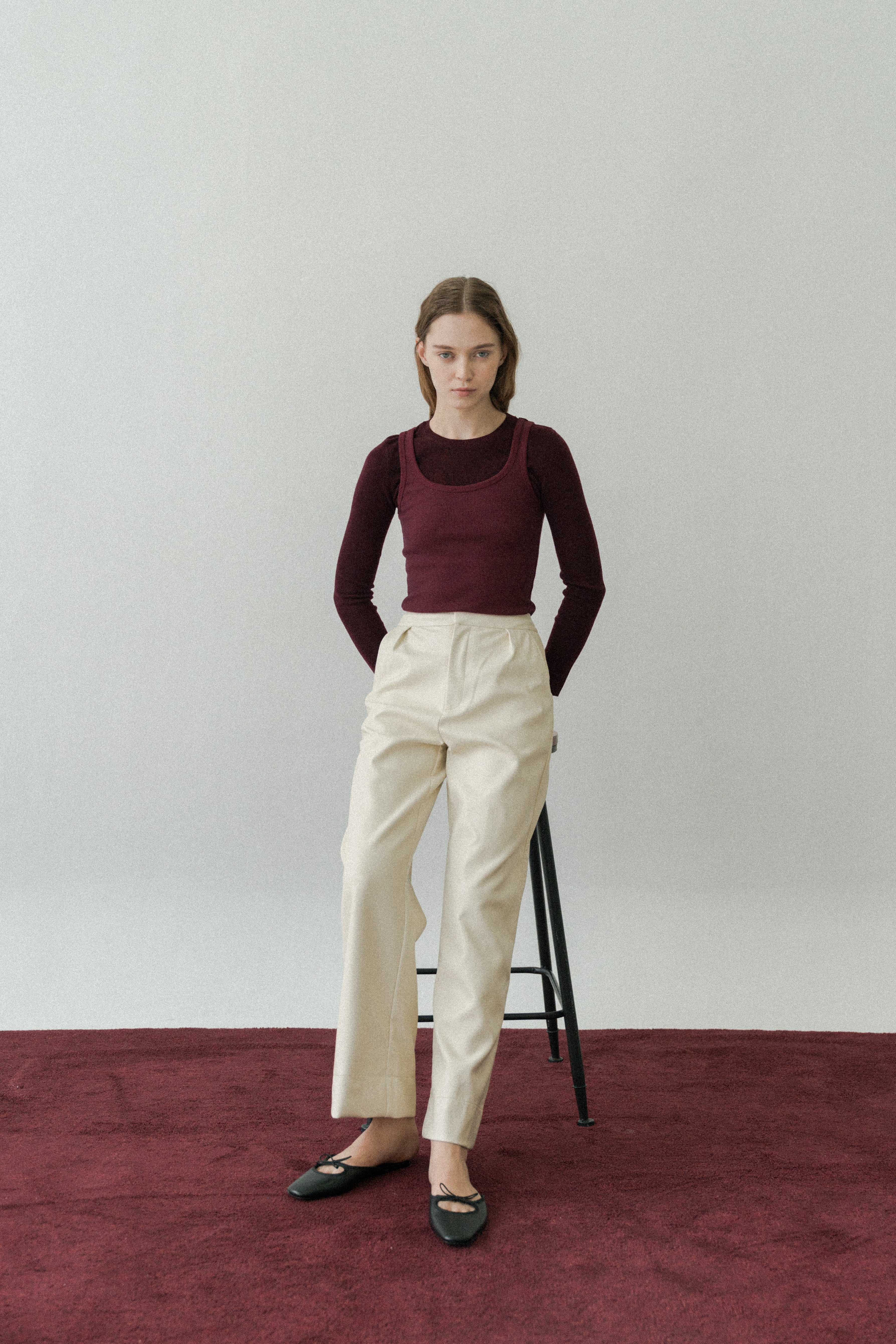 Round-Neck Fine Knit Sweater in Merlot