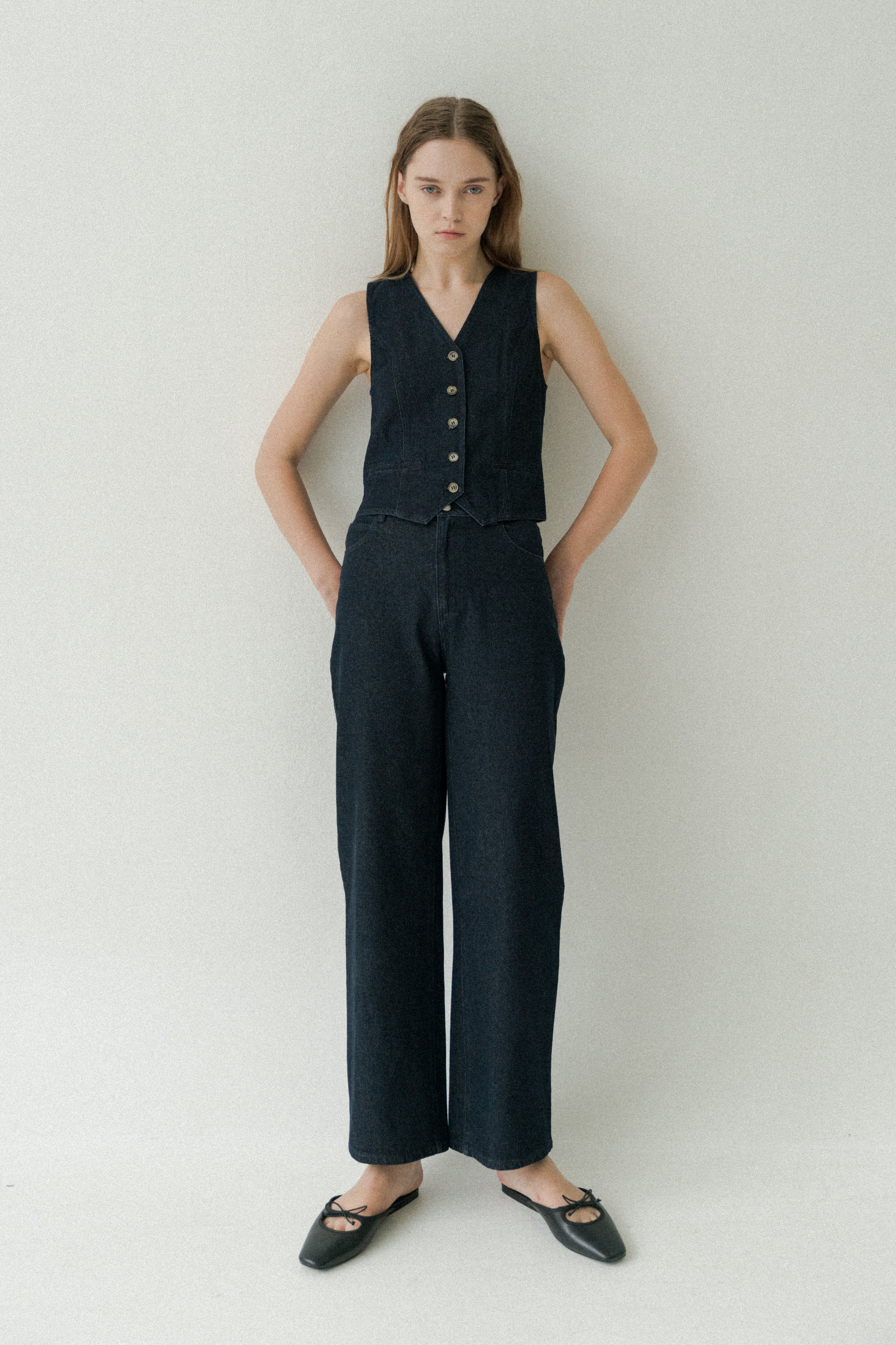 Studios Classic Straight Cut Jeans in Dark Wash